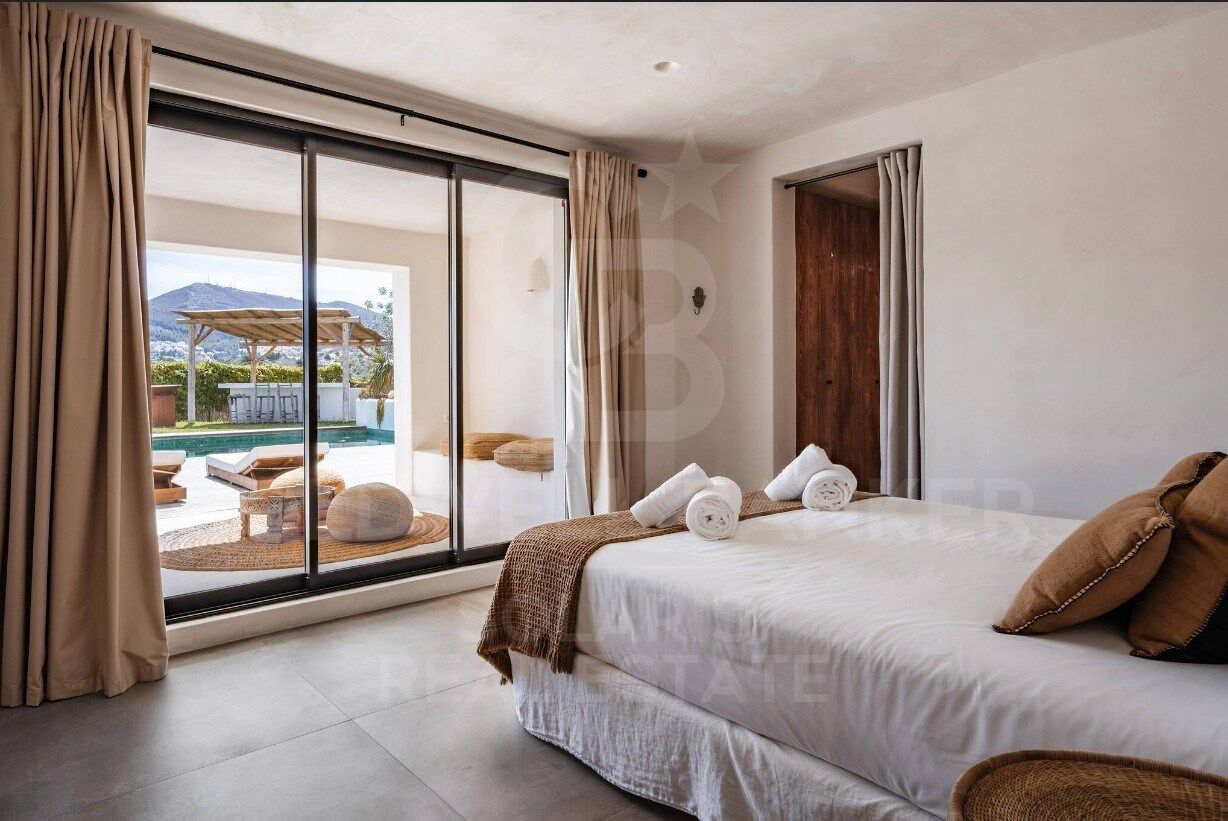 Villa méditerranéenne exclusive avec vue ouverte, piscine saline et intimité absolue à Tarraula, Javea