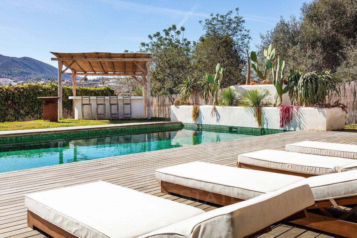 Villa méditerranéenne exclusive avec vue ouverte, piscine saline et intimité absolue à Tarraula, Javea