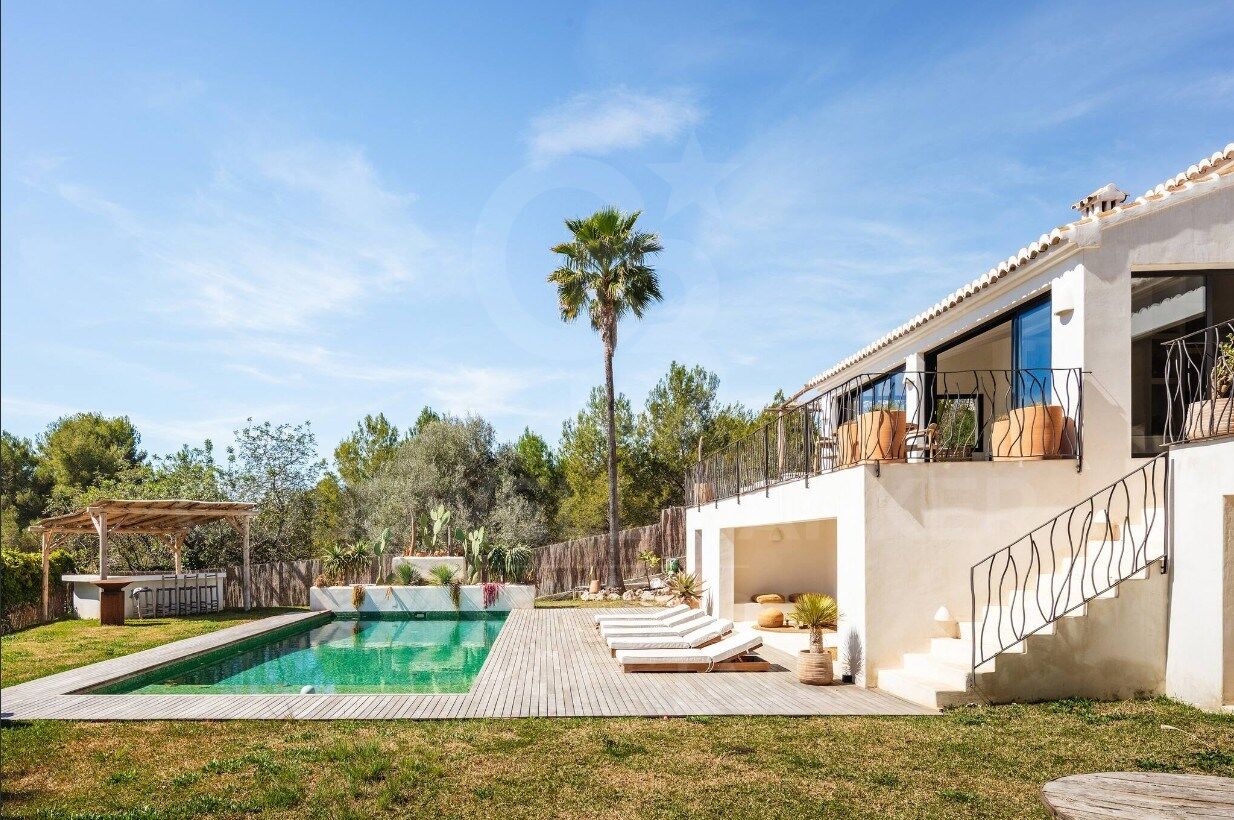 Exclusiva villa Jade mediterránea con vistas abiertas, piscina salina y privacidad absoluta en Tarraula, Jávea