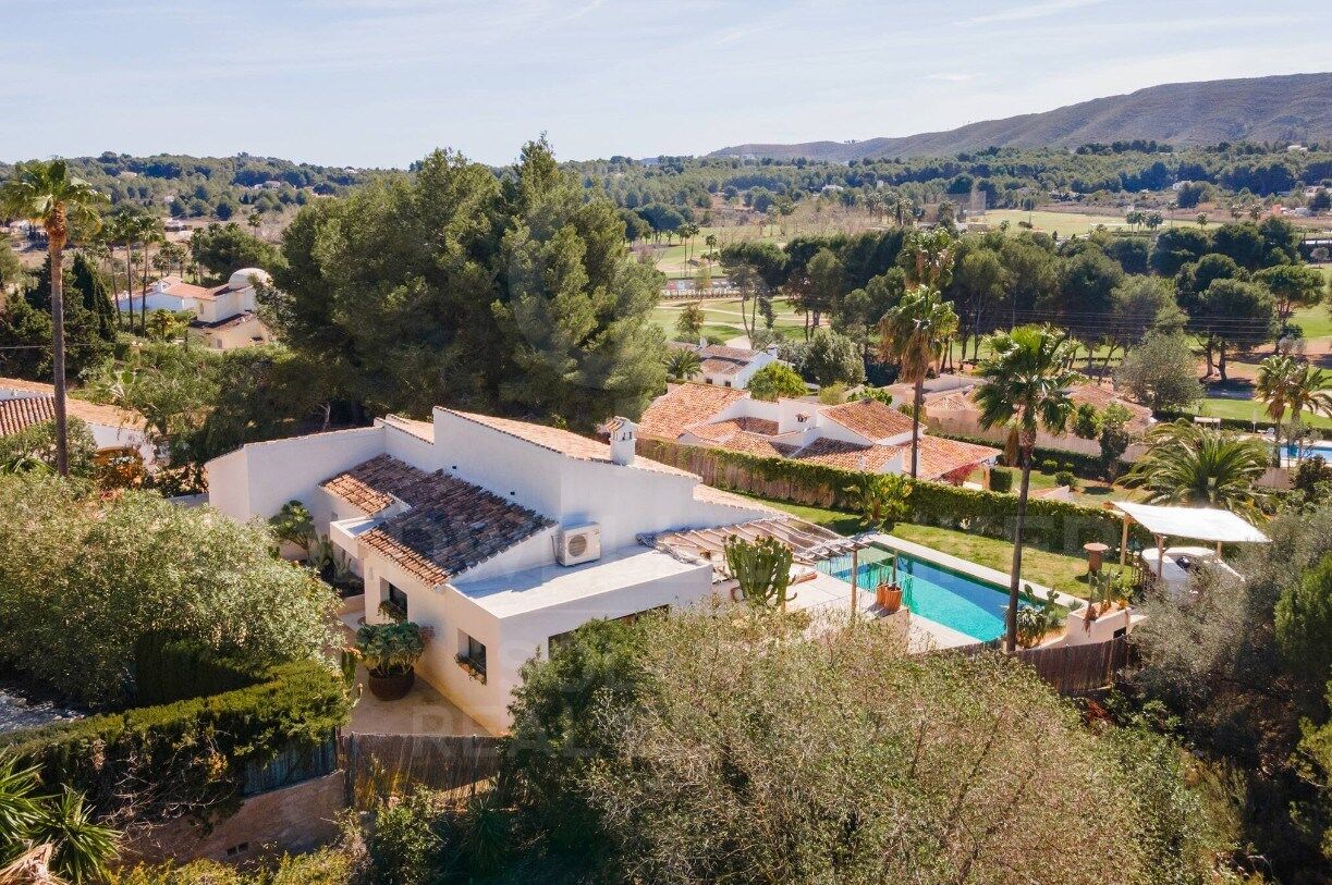 Exclusiva villa Jade mediterránea con vistas abiertas, piscina salina y privacidad absoluta en Tarraula, Jávea