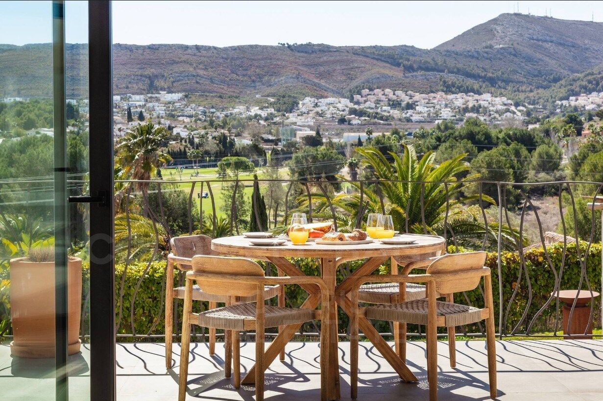 Exclusiva villa Jade mediterránea con vistas abiertas, piscina salina y privacidad absoluta en Tarraula, Jávea