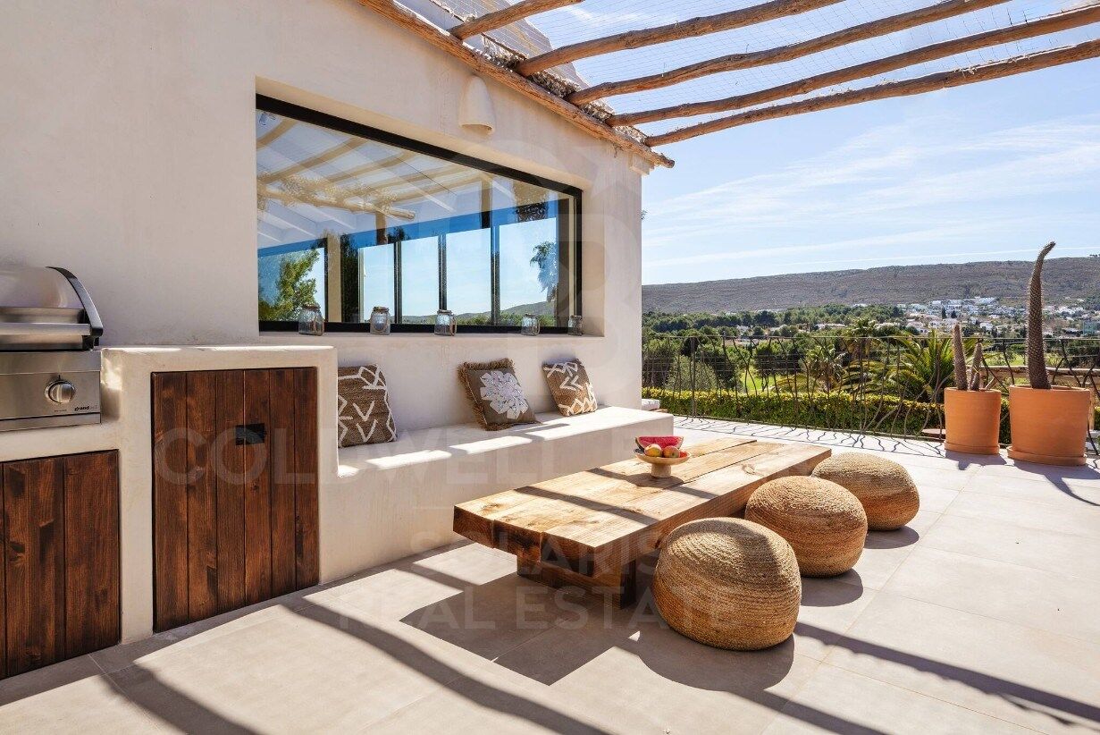 Exclusiva villa Jade mediterránea con vistas abiertas, piscina salina y privacidad absoluta en Tarraula, Jávea