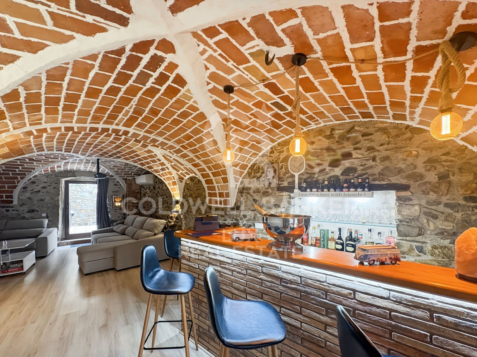 Renoviertes Dorfhaus mit Gewölbedecken und Terrasse in Garriguella