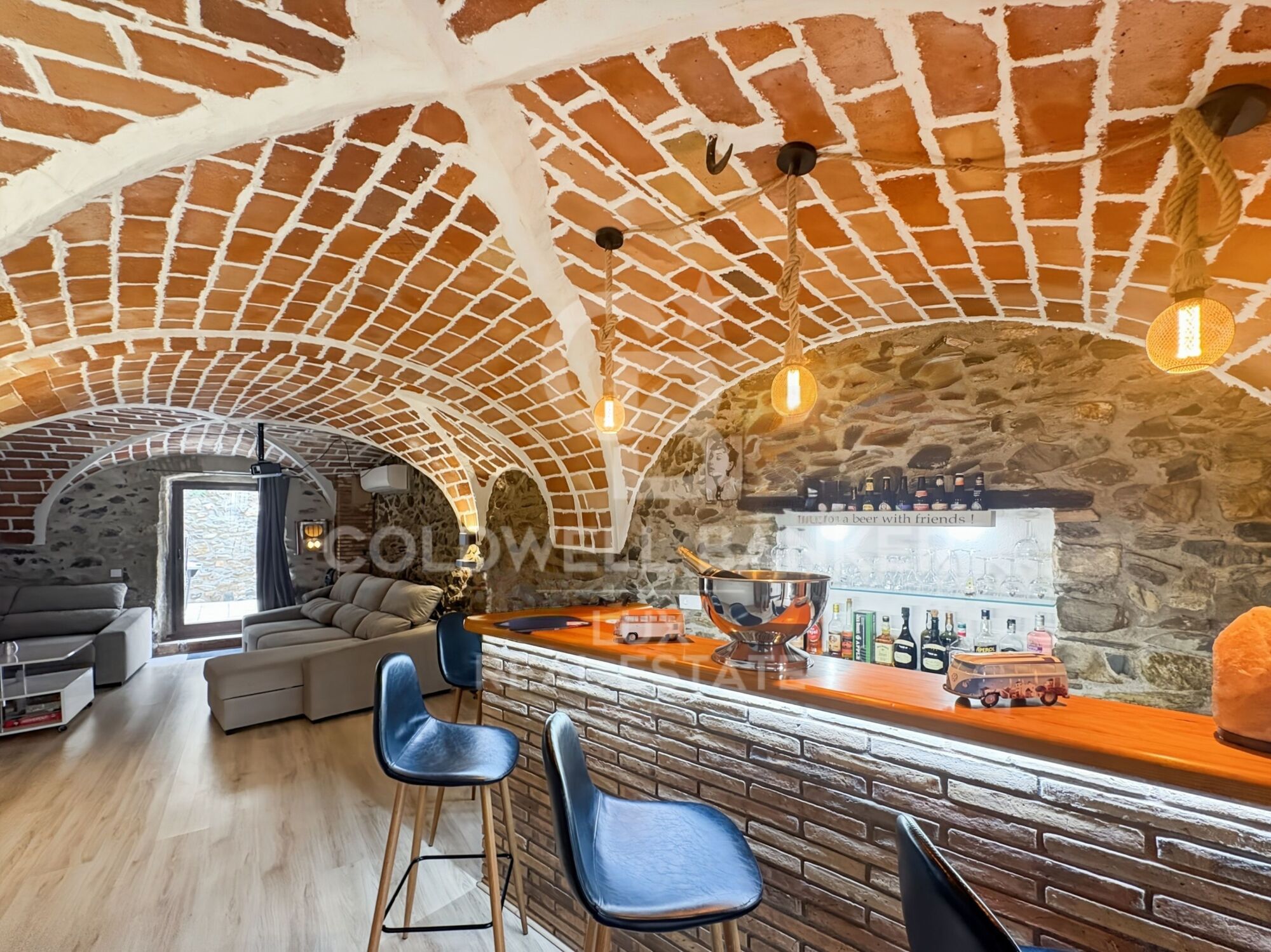 Renoviertes Dorfhaus mit Gewölbedecken und Terrasse in Garriguella