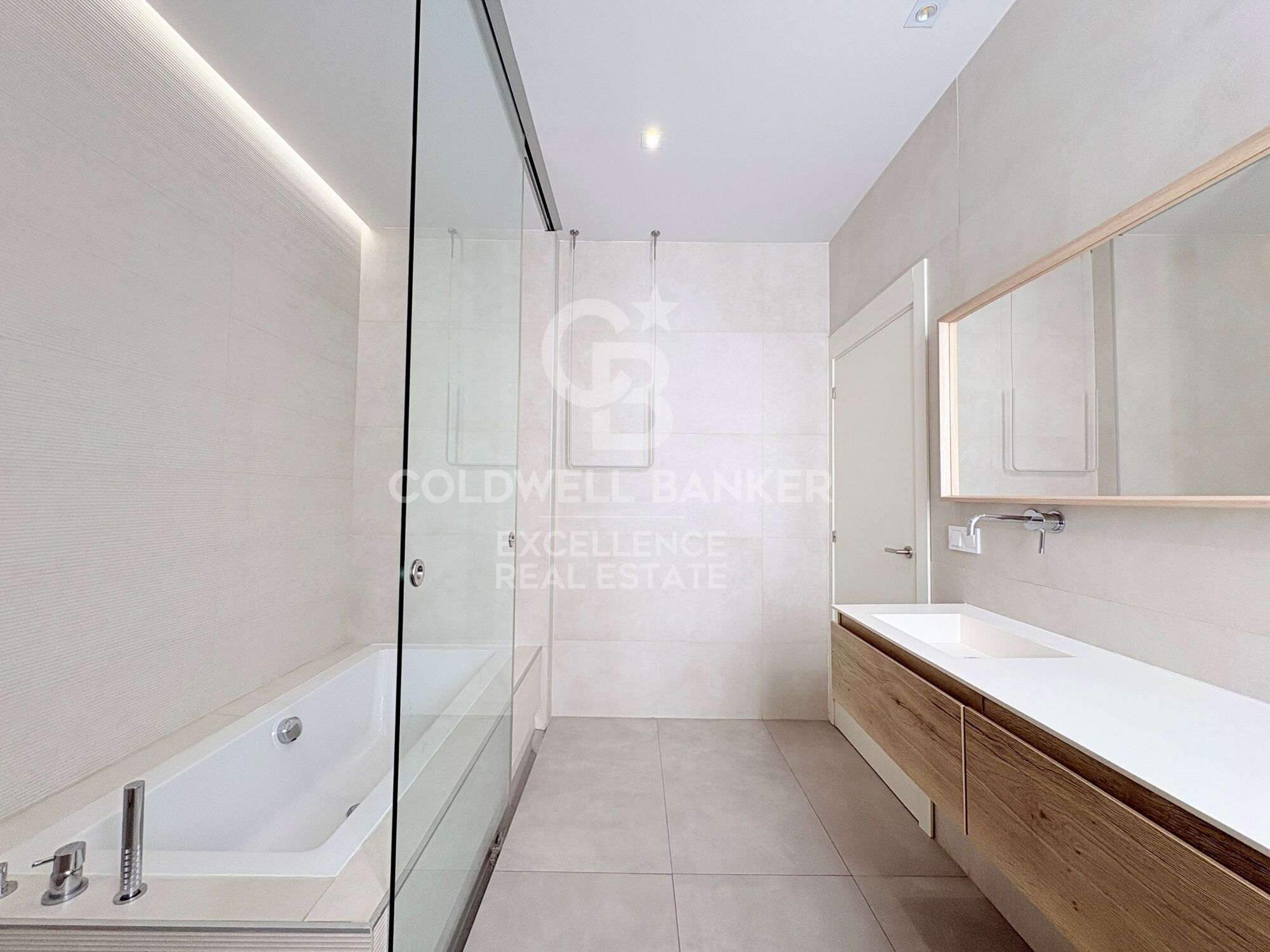 Elegante piso de diseño con esencia señorial y reforma integral en Gran Vía Fernando el Católico