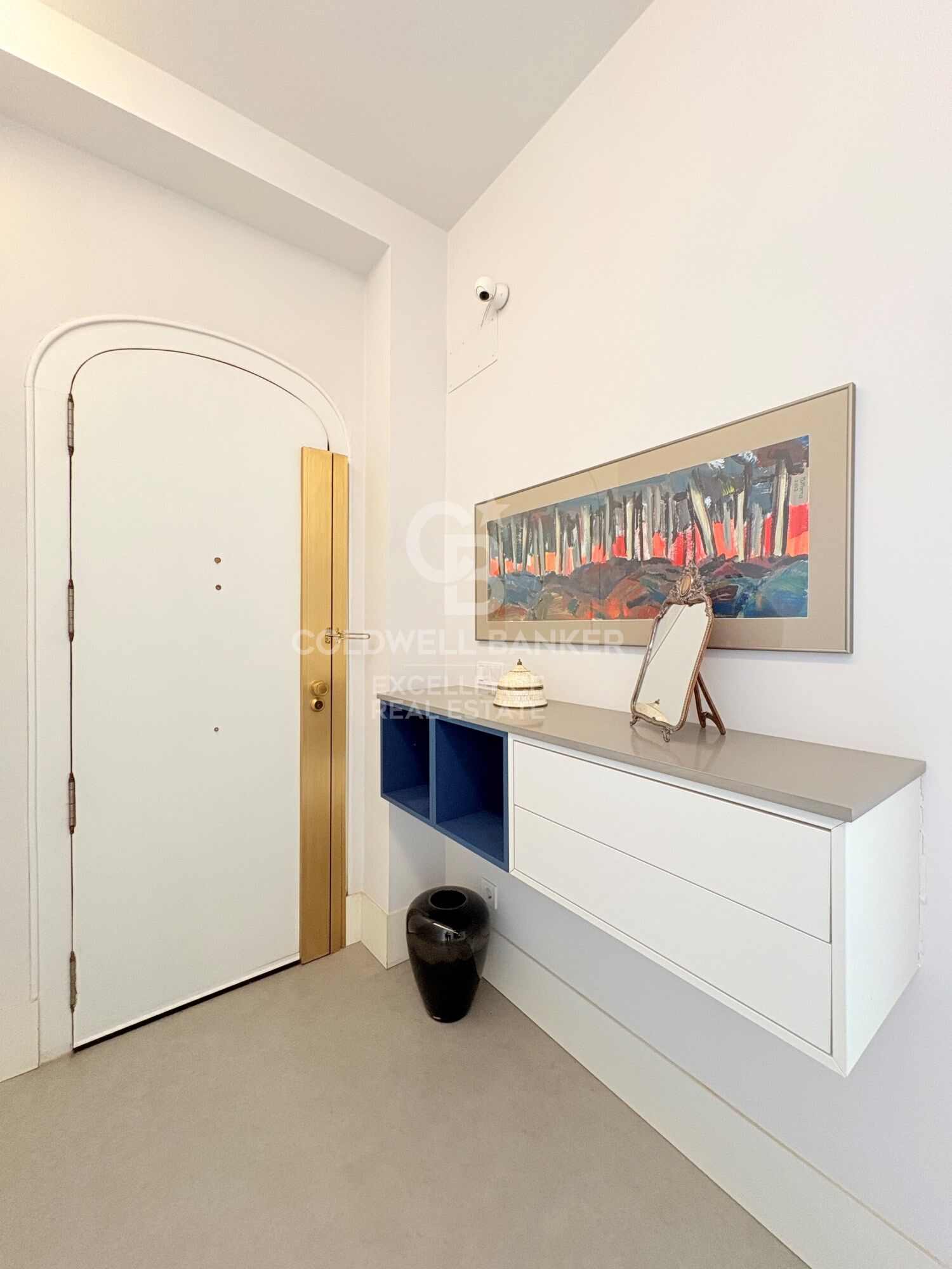 Exclusivo Piso de diseño en planta alta con balcón y carácter señorial en G.V. Fernando el Católico