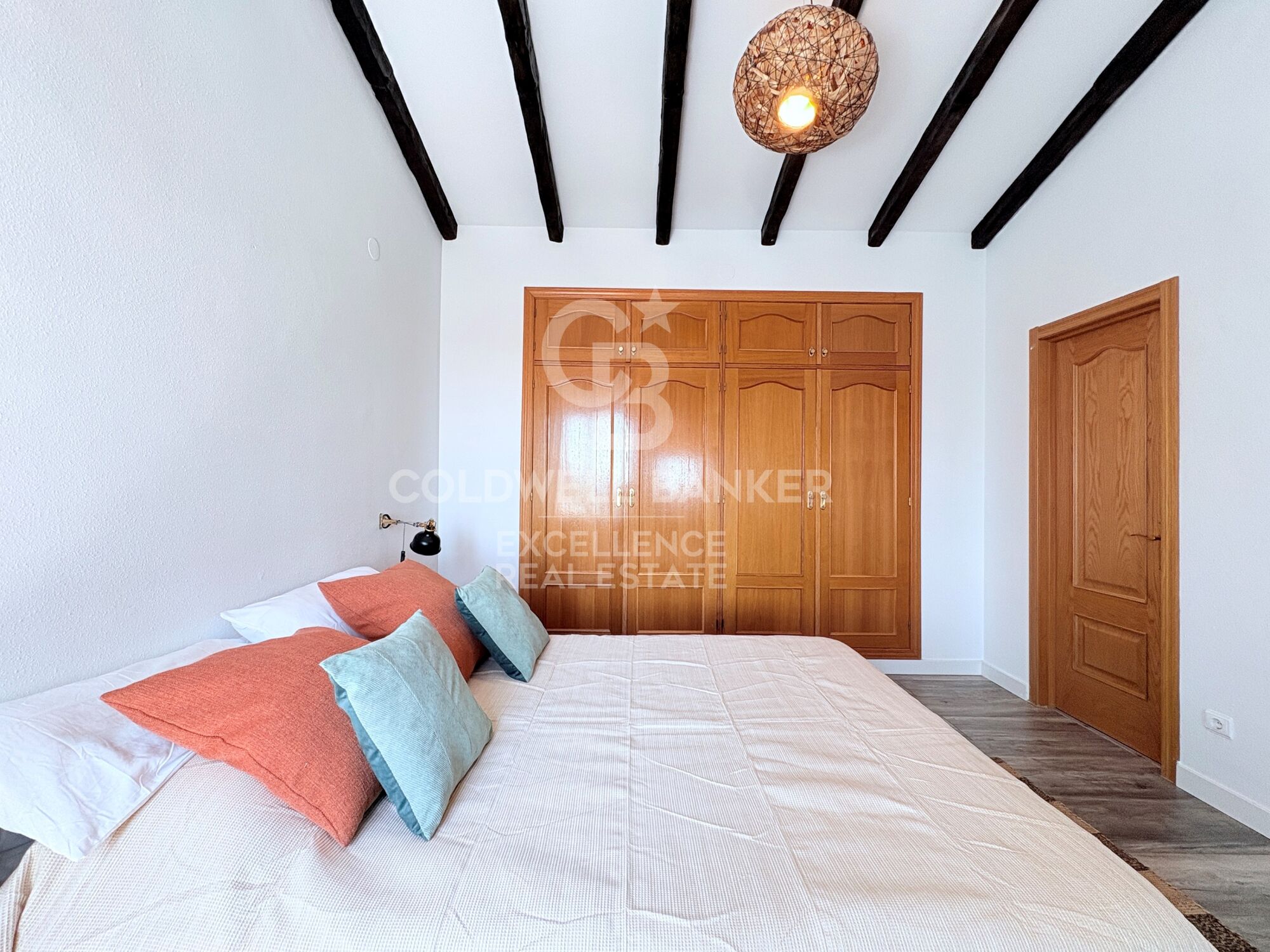 Exclusiva villa de diseño con piscina, gimnasio, cocina de verano y supermercado a 5 min andando