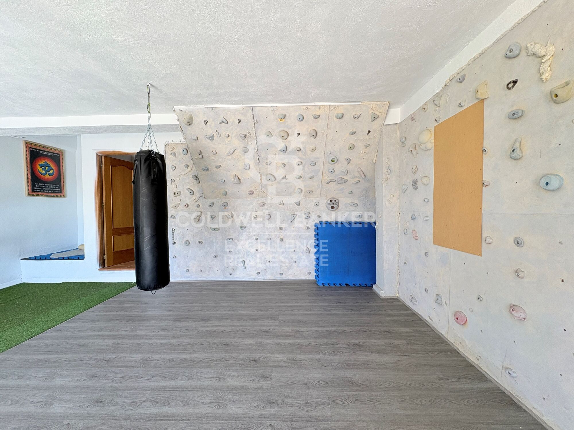 Exclusiva villa de diseño con piscina, gimnasio, cocina de verano y supermercado a 5 min andando