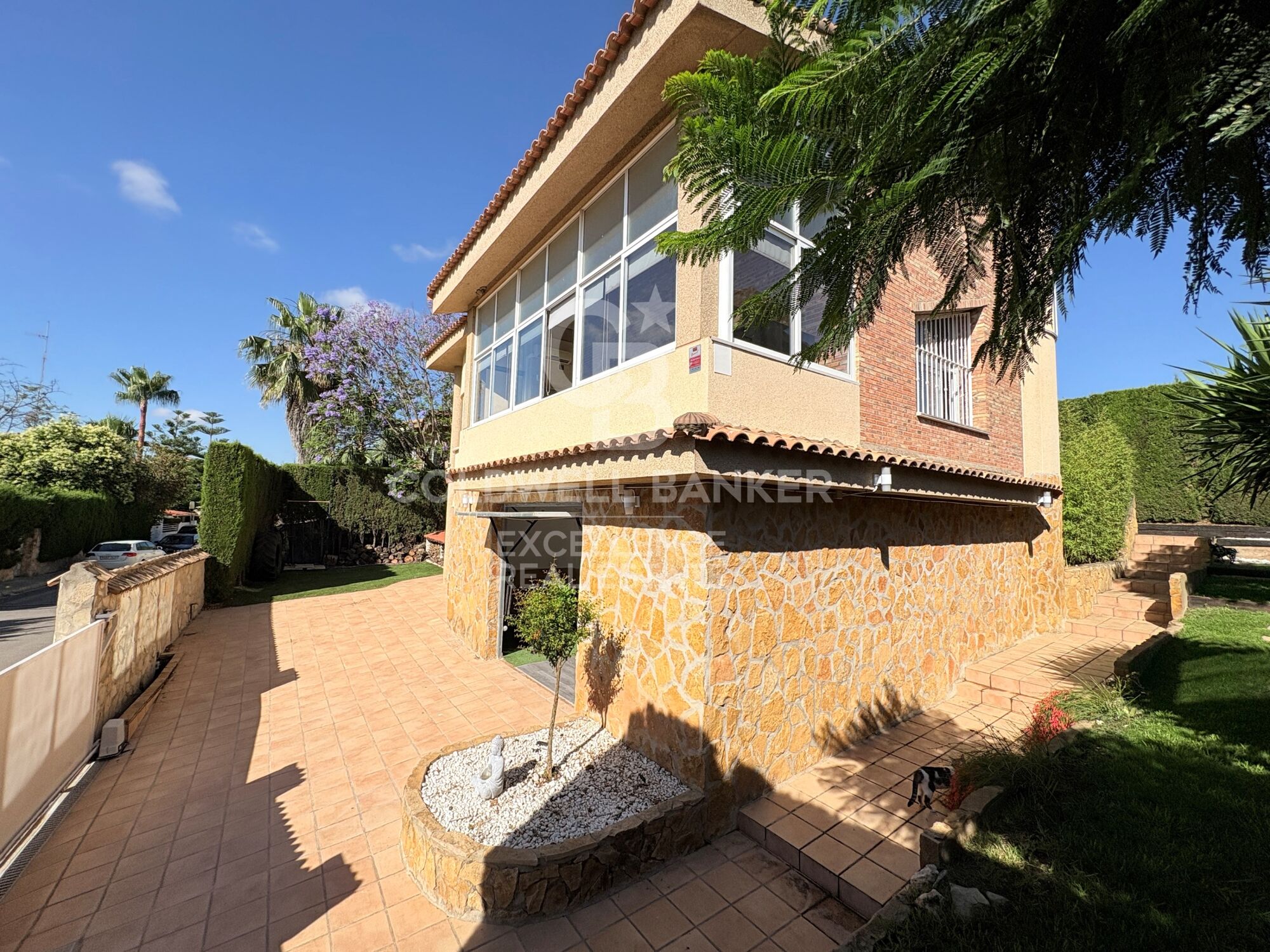 Exclusiva villa de diseño con piscina, gimnasio, cocina de verano y supermercado a 5 min andando