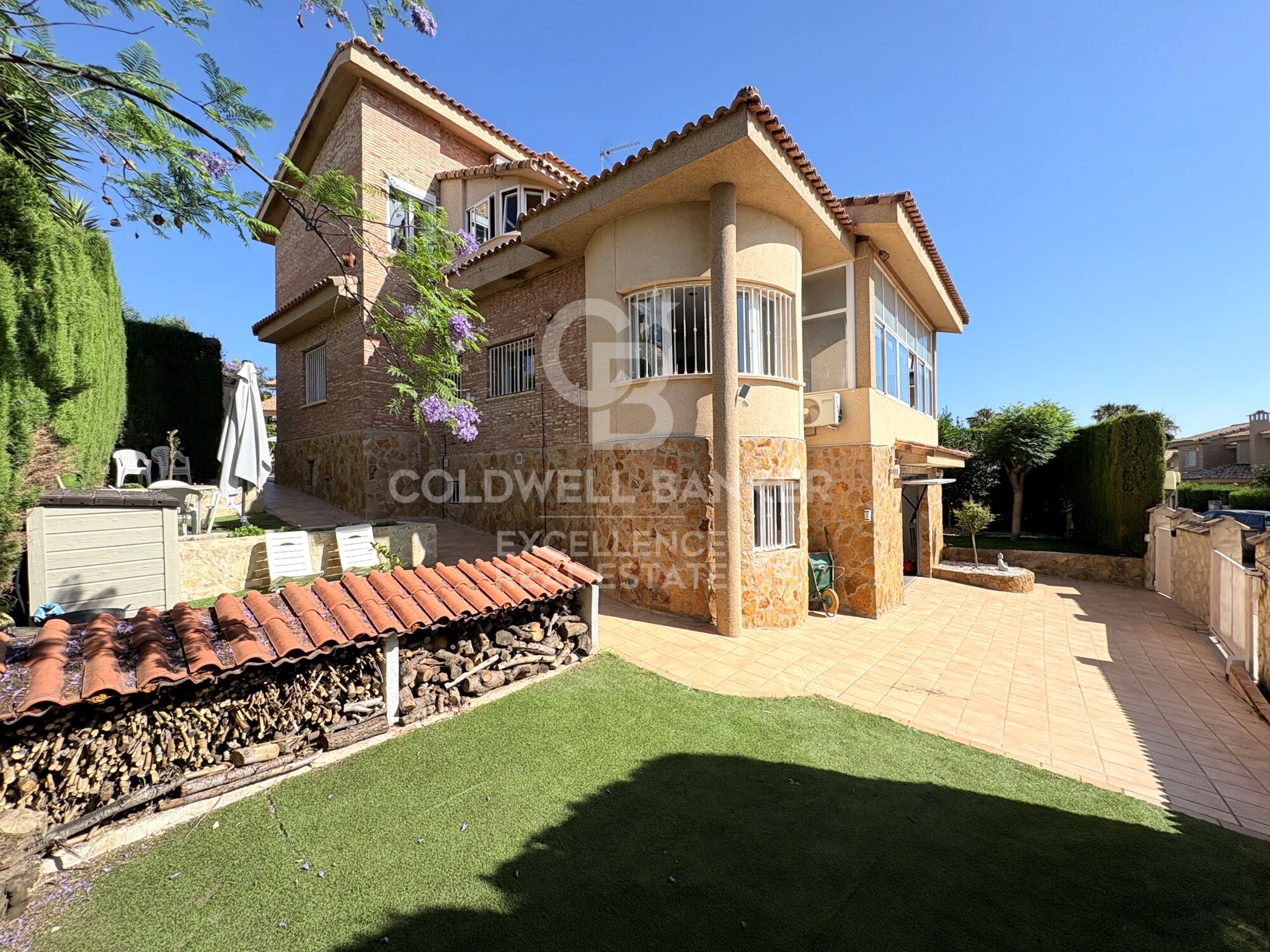 Exclusive designer villa with swimming pool, gym, summer kitchen and supermarket within a 5 min walk
