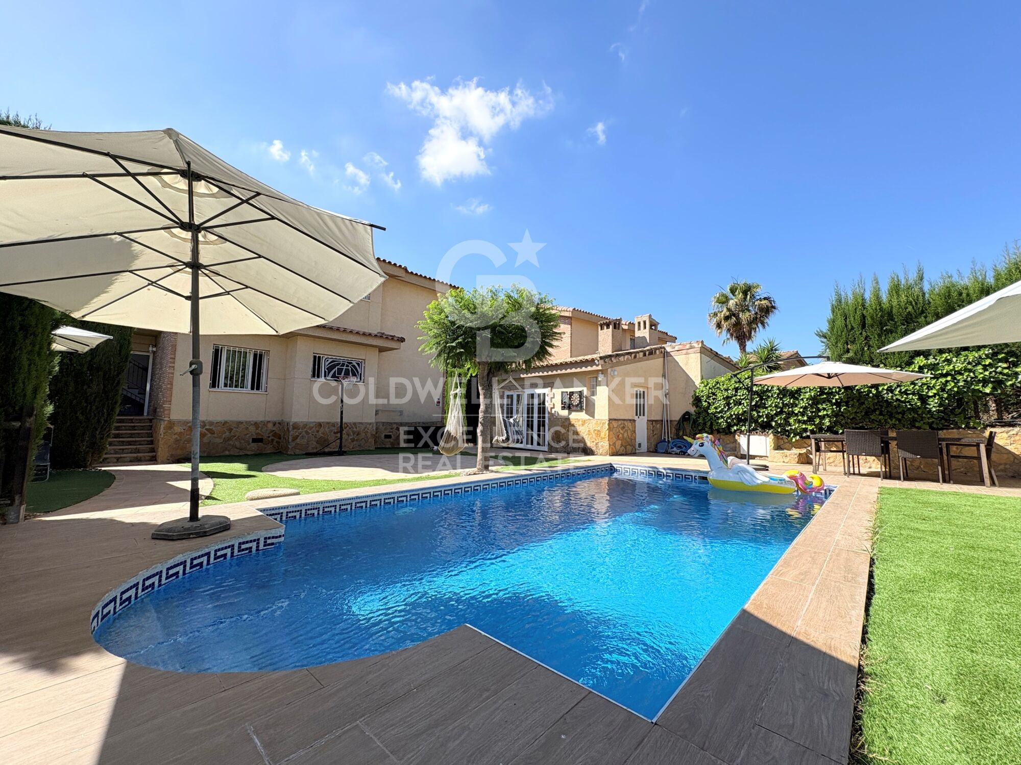 Exclusiva villa de diseño con piscina, gimnasio, cocina de verano y supermercado a 5 min andando