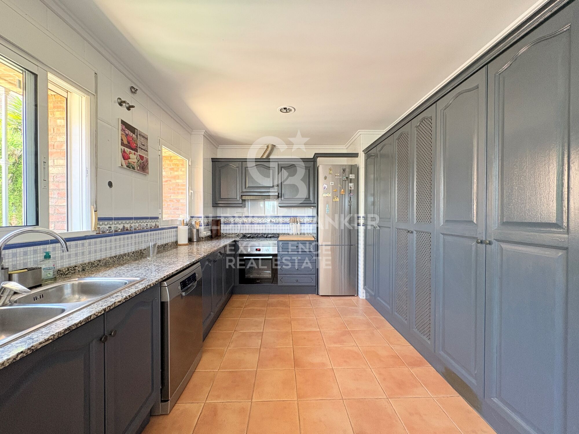 Exclusiva villa de diseño con piscina, gimnasio, cocina de verano y supermercado a 5 min andando