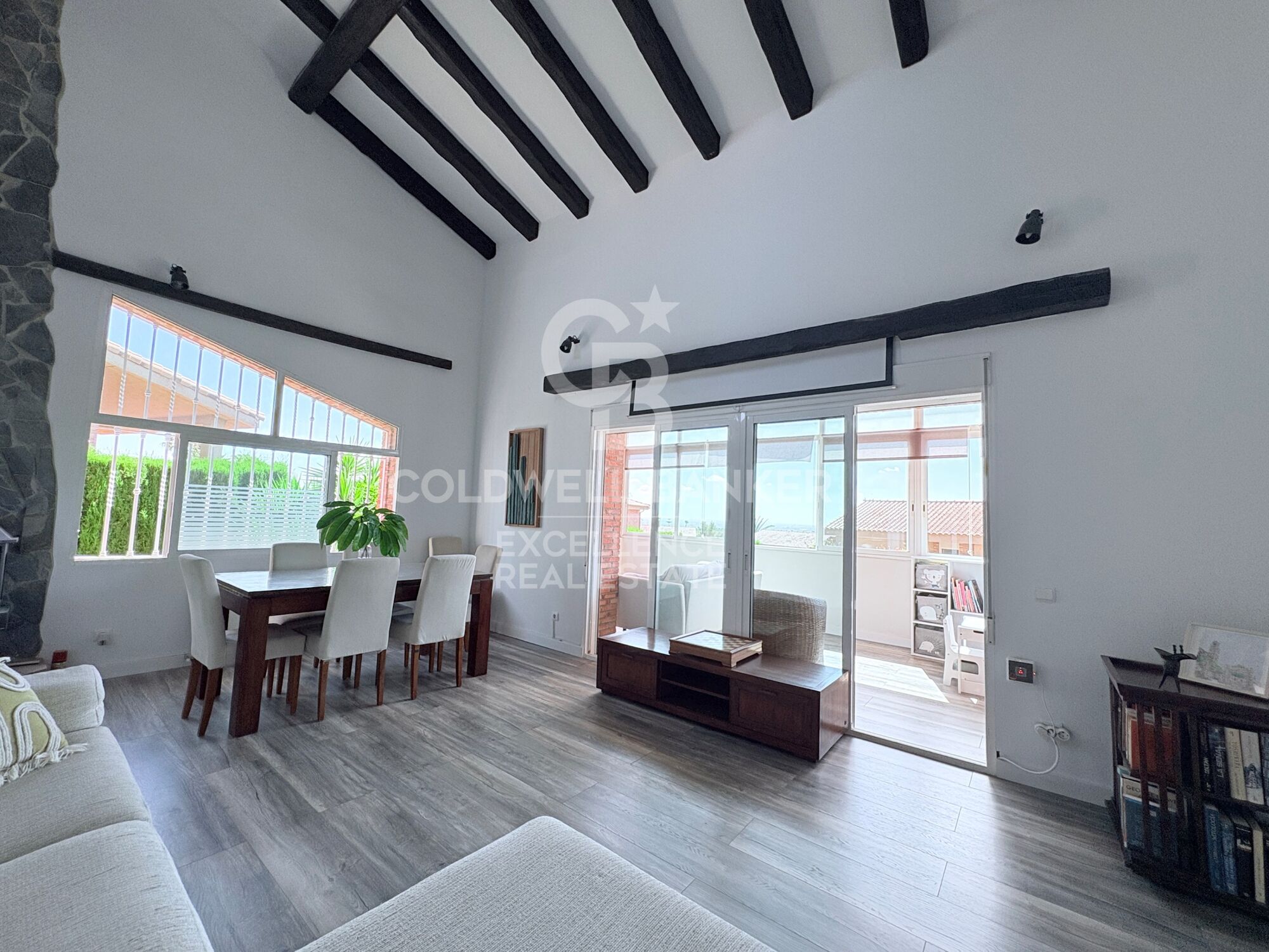 Exclusiva villa de diseño con piscina, gimnasio, cocina de verano y supermercado a 5 min andando