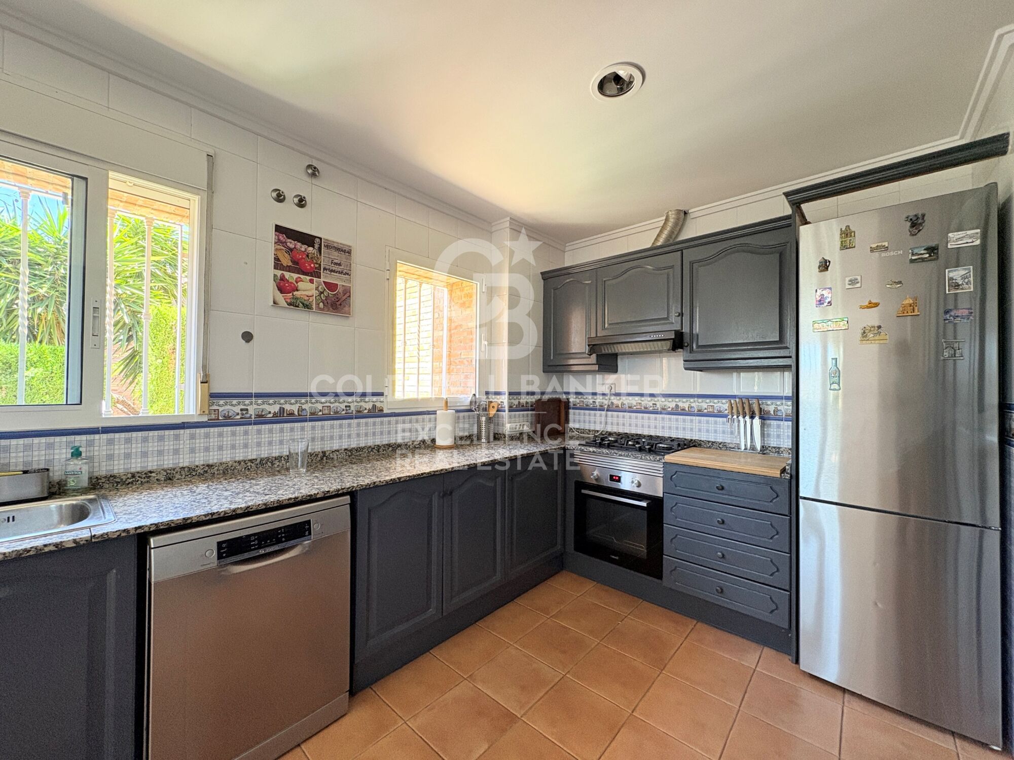 Exclusiva villa de diseño con piscina, gimnasio, cocina de verano y supermercado a 5 min andando