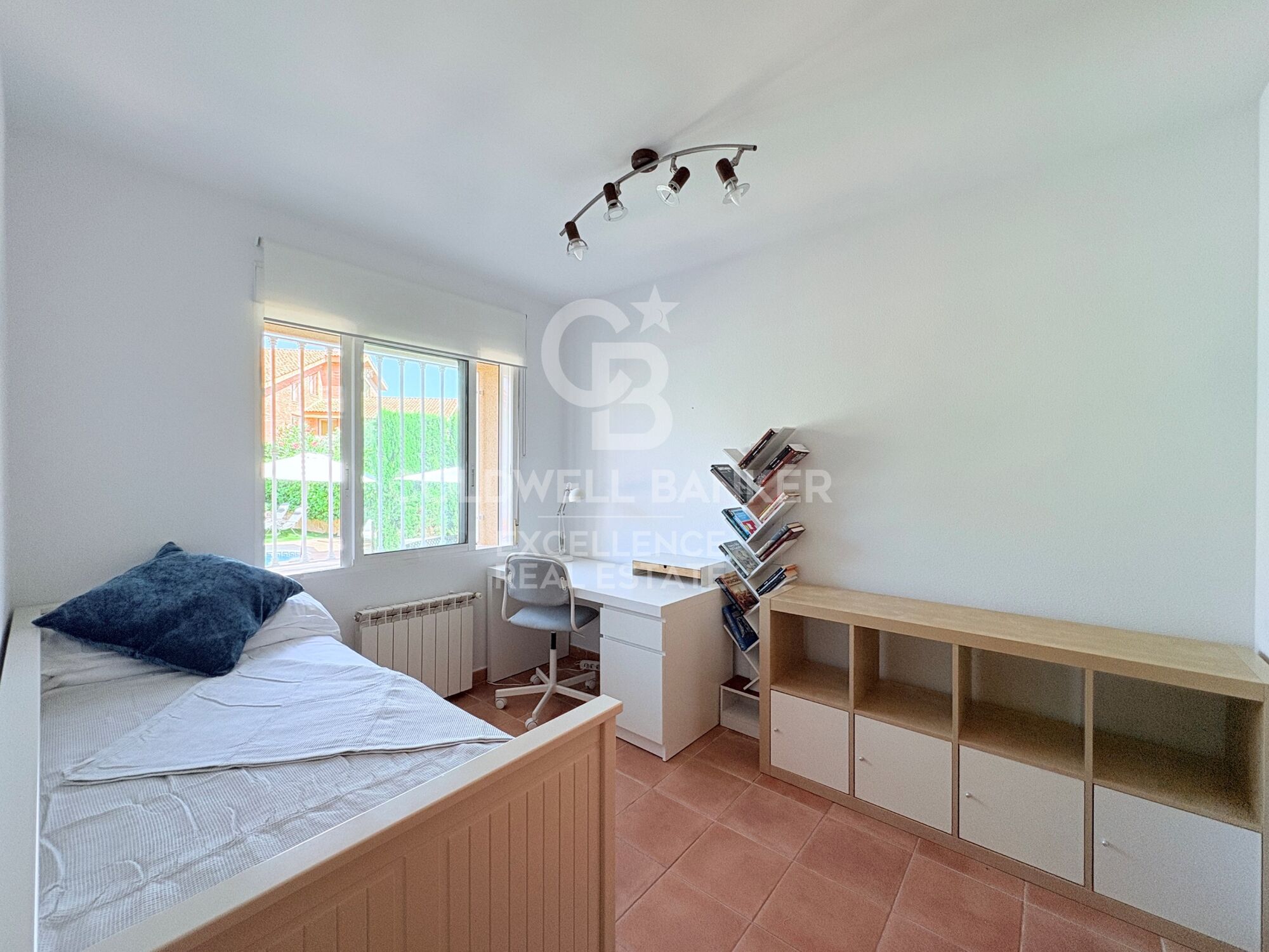 Exclusiva villa de diseño con piscina, gimnasio, cocina de verano y supermercado a 5 min andando
