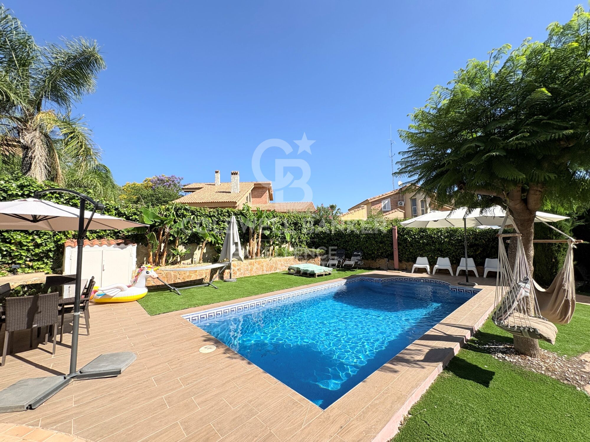 Exclusiva villa de diseño con piscina, gimnasio, cocina de verano y supermercado a 5 min andando