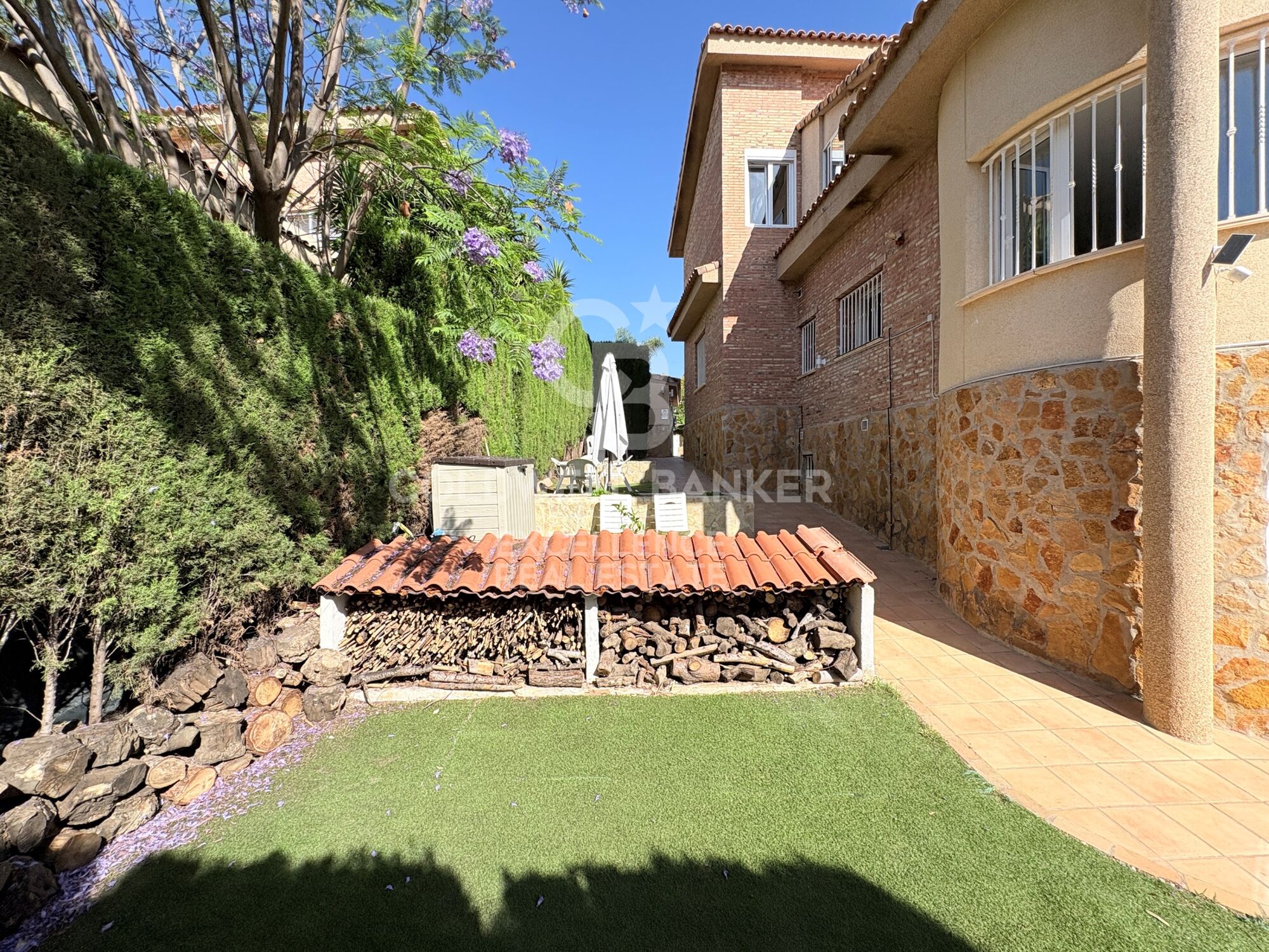 Exclusiva villa de diseño con piscina, gimnasio, cocina de verano y supermercado a 5 min andando
