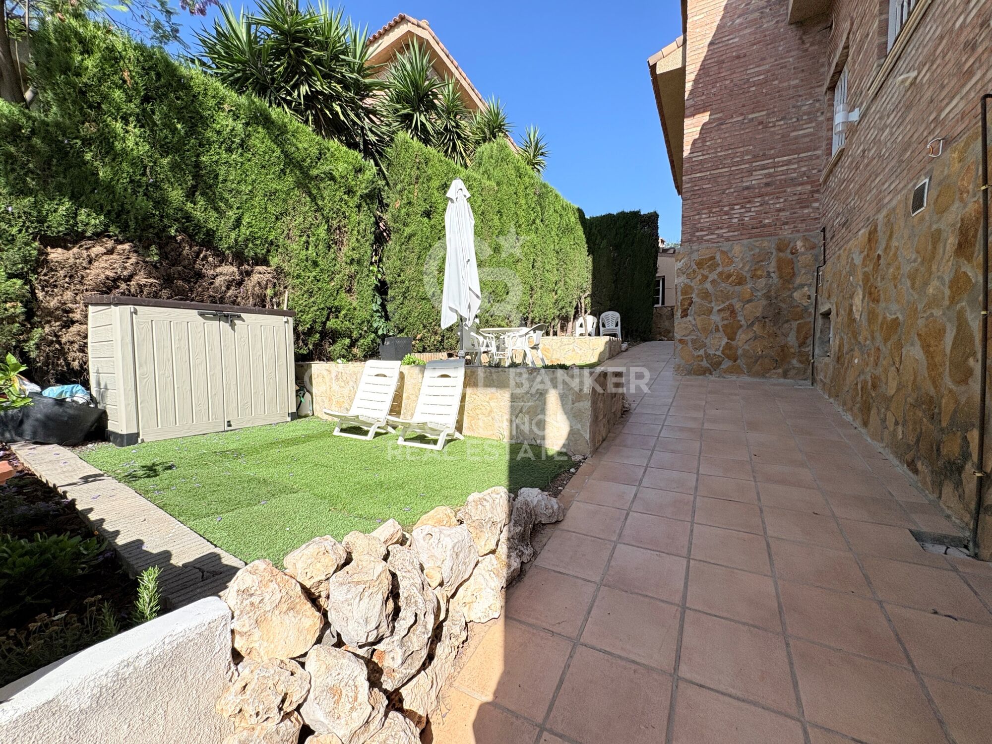 Exclusiva villa de diseño con piscina, gimnasio, cocina de verano y supermercado a 5 min andando