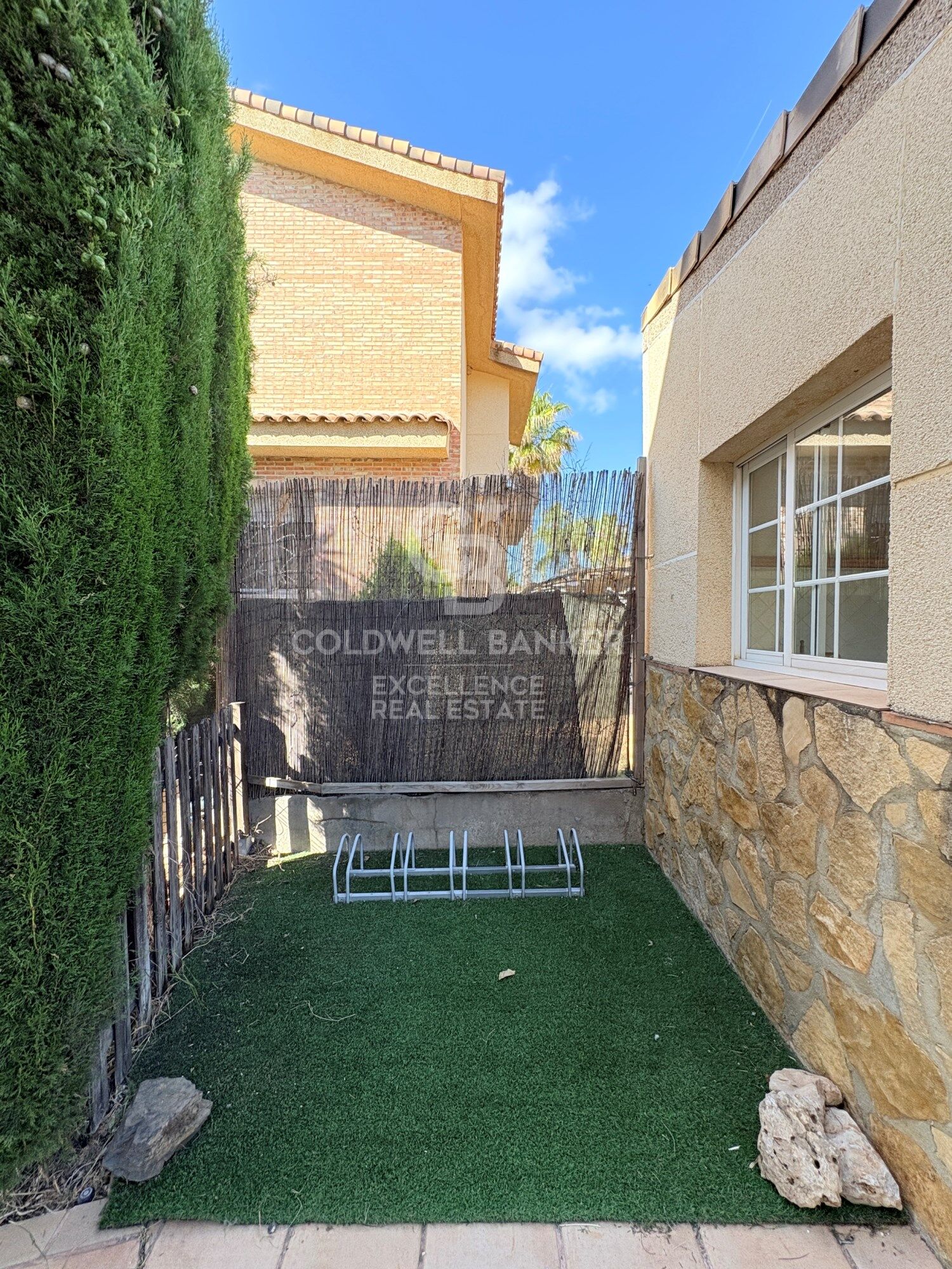 Exclusiva villa de diseño con piscina, gimnasio, cocina de verano y supermercado a 5 min andando