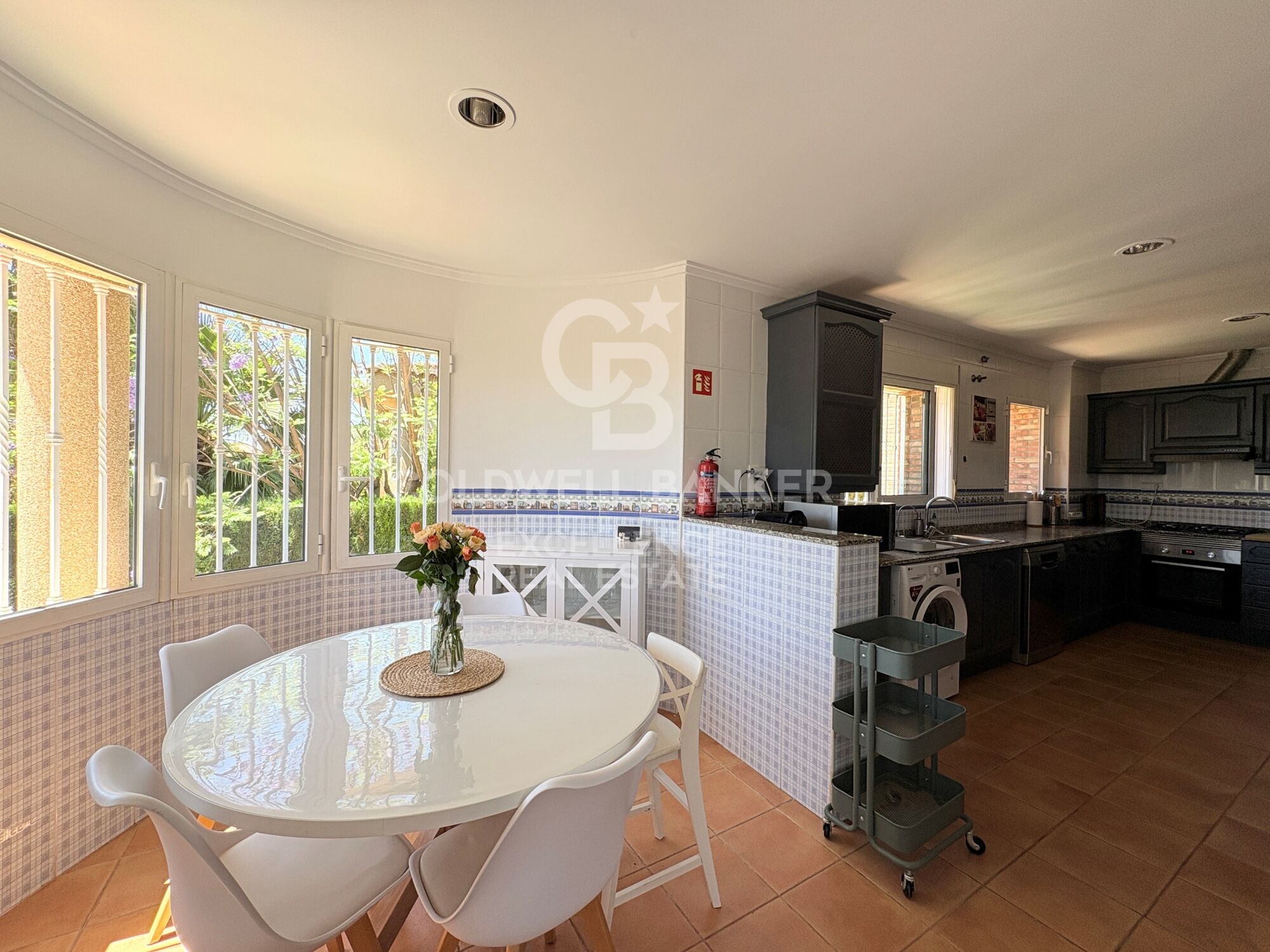 Exclusiva villa de diseño con piscina, gimnasio, cocina de verano y supermercado a 5 min andando
