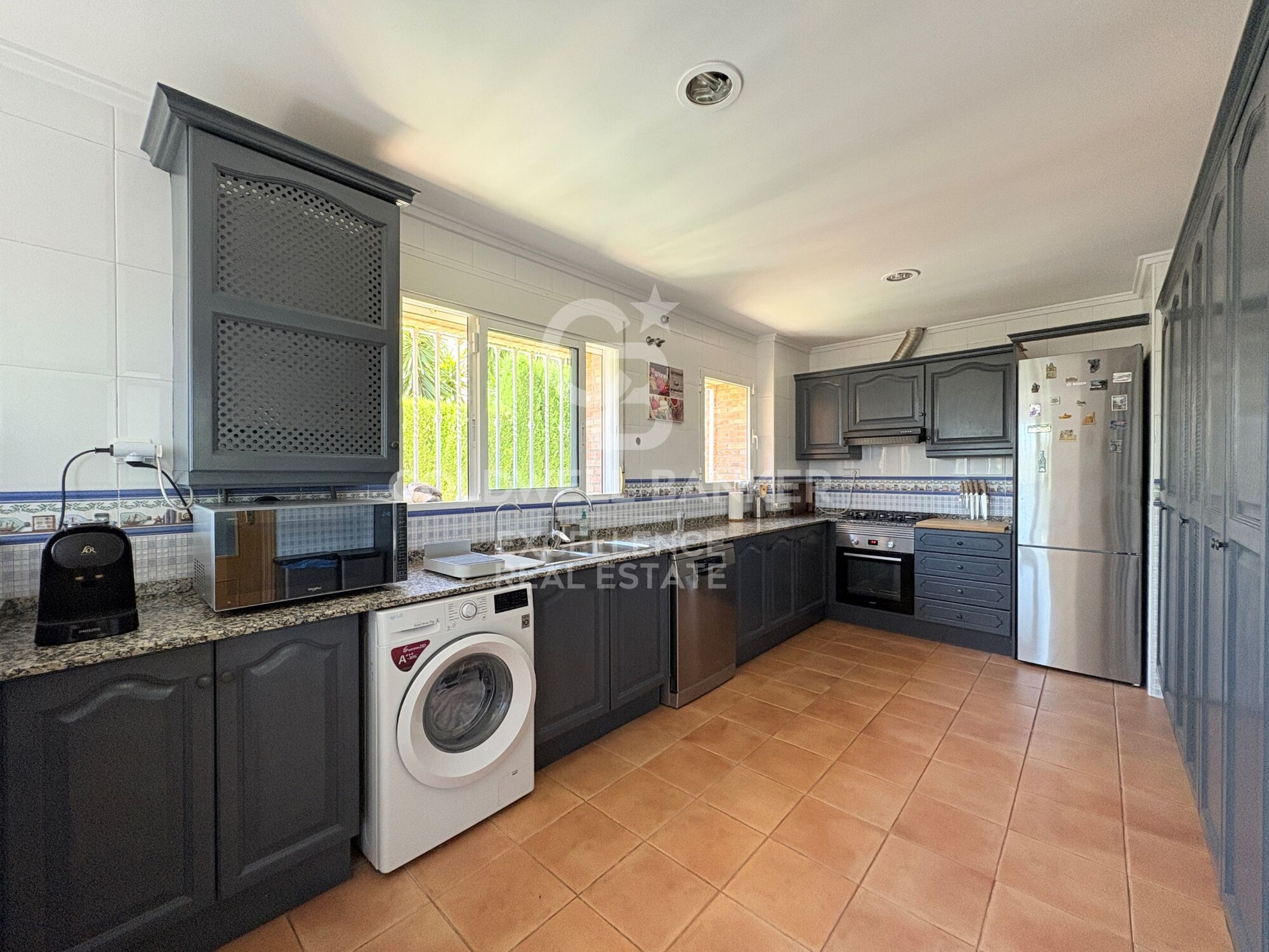 Exclusiva villa de diseño con piscina, gimnasio, cocina de verano y supermercado a 5 min andando