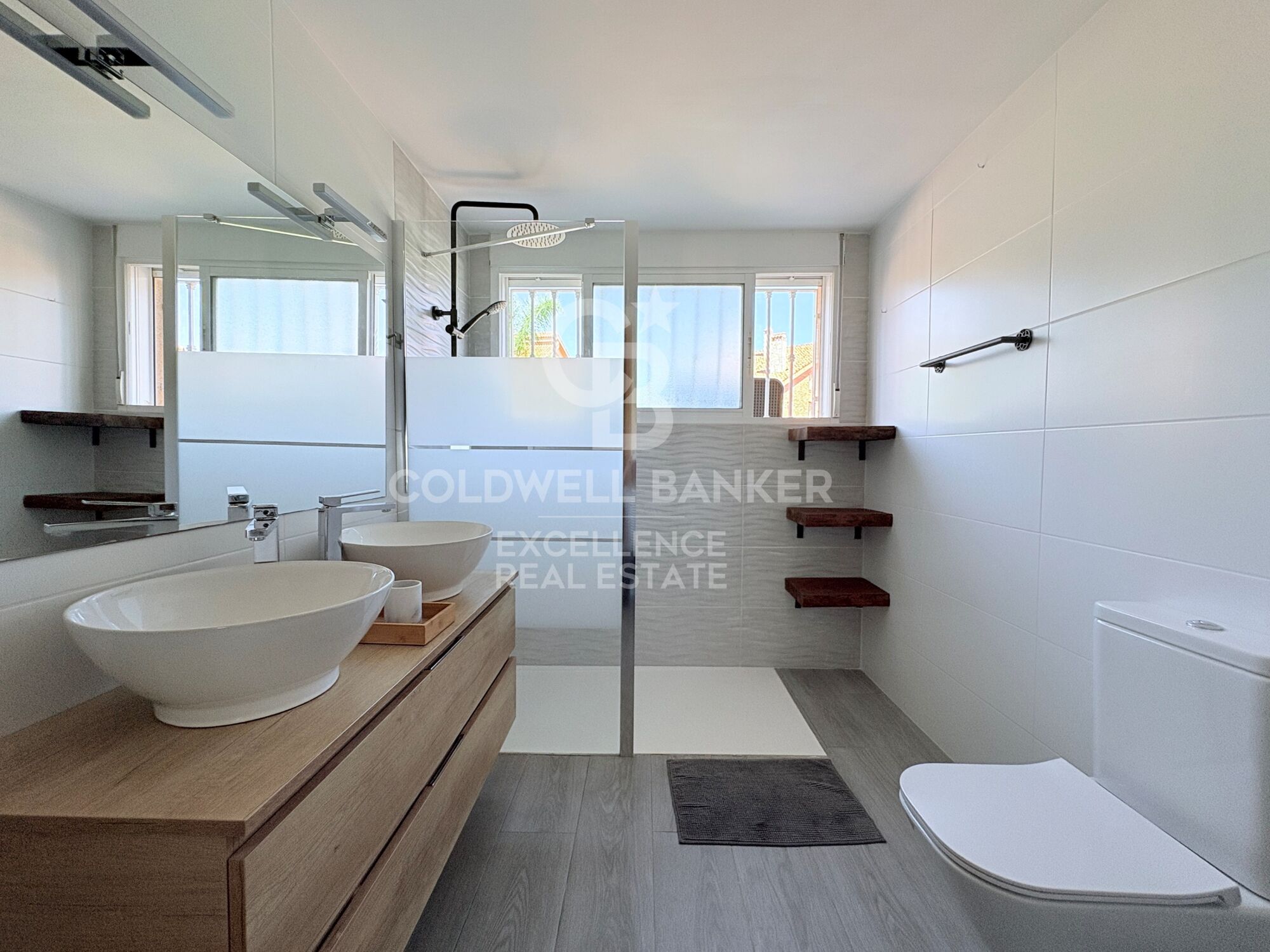 Exclusiva villa de diseño con piscina, gimnasio, cocina de verano y supermercado a 5 min andando