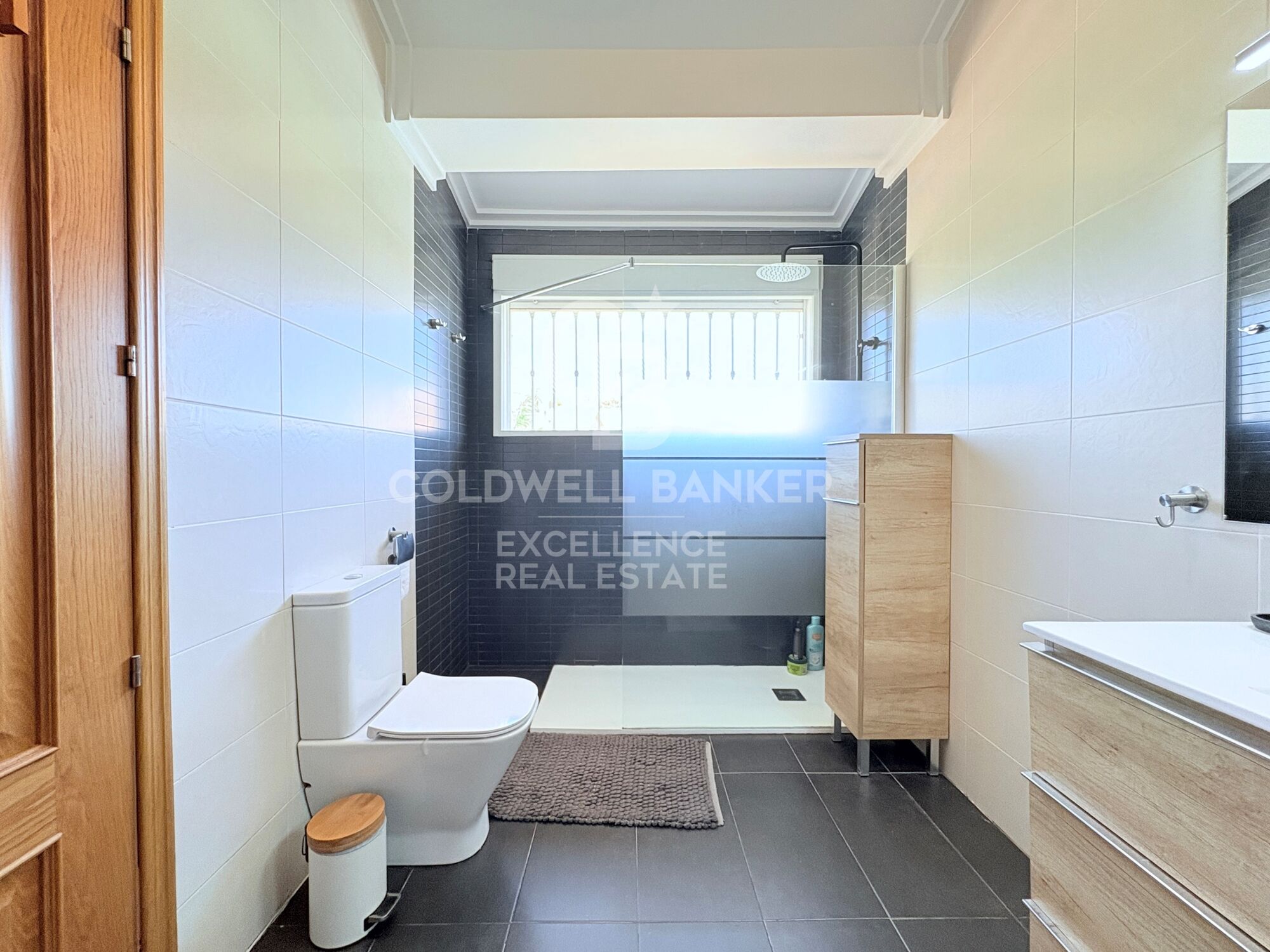 Exclusiva villa de diseño con piscina, gimnasio, cocina de verano y supermercado a 5 min andando