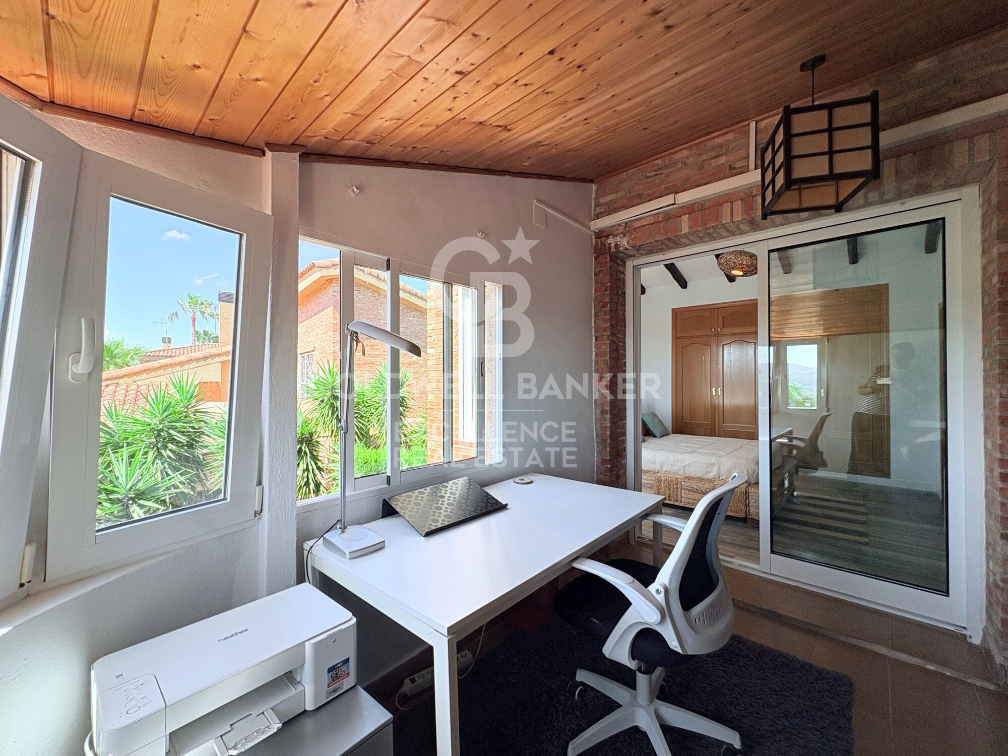 Exclusiva villa de diseño con piscina, gimnasio, cocina de verano y supermercado a 5 min andando