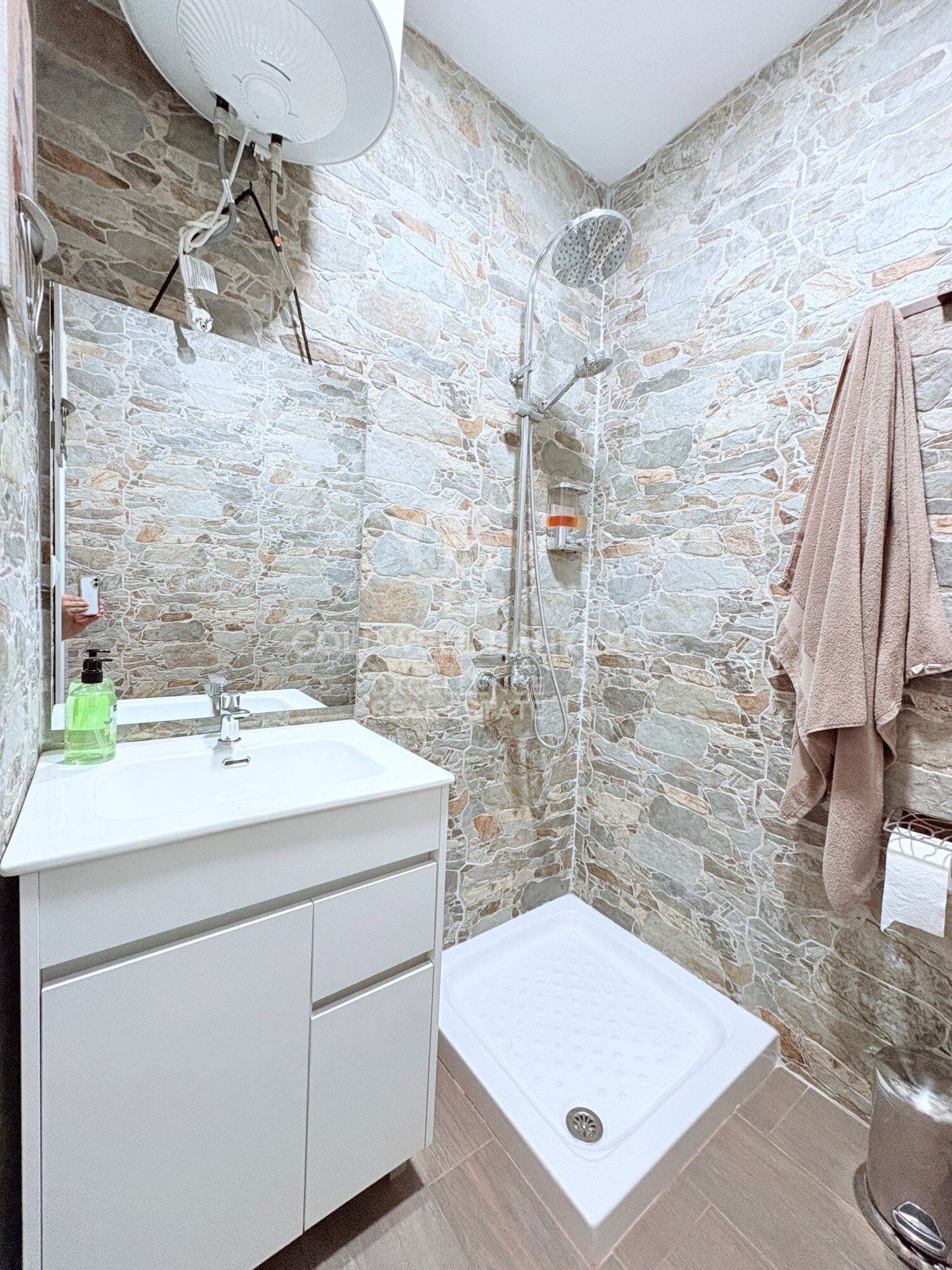 Exclusiva villa de diseño con piscina, gimnasio, cocina de verano y supermercado a 5 min andando