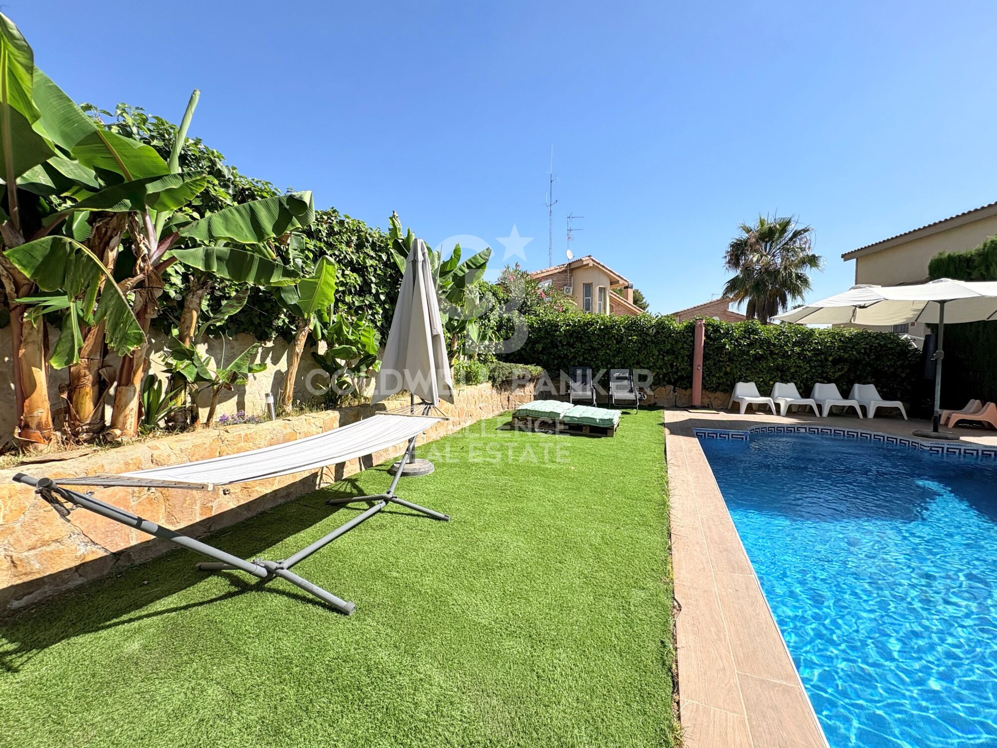 Exclusiva villa de diseño con piscina, gimnasio, cocina de verano y supermercado a 5 min andando