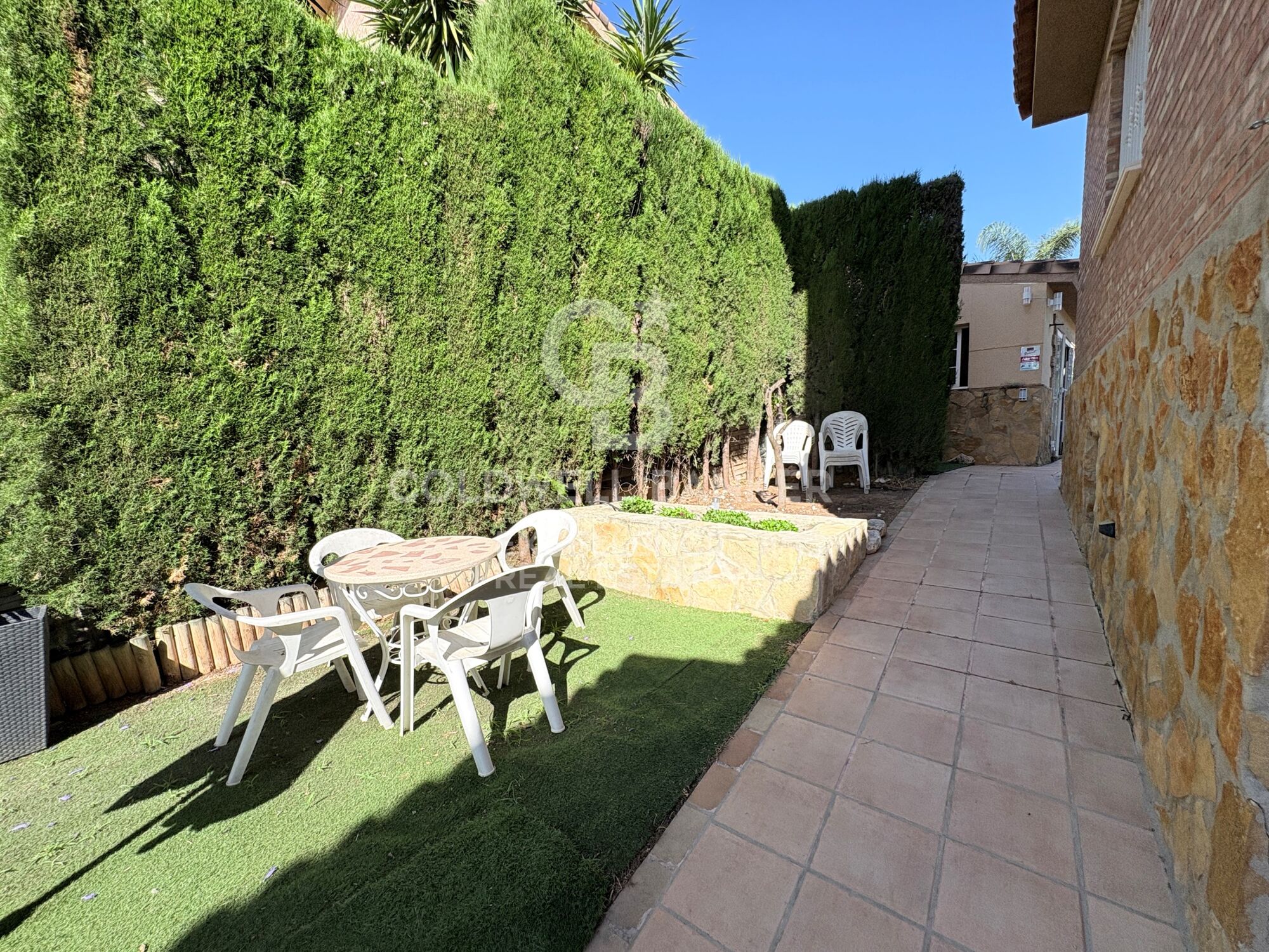 Exclusiva villa de diseño con piscina, gimnasio, cocina de verano y supermercado a 5 min andando