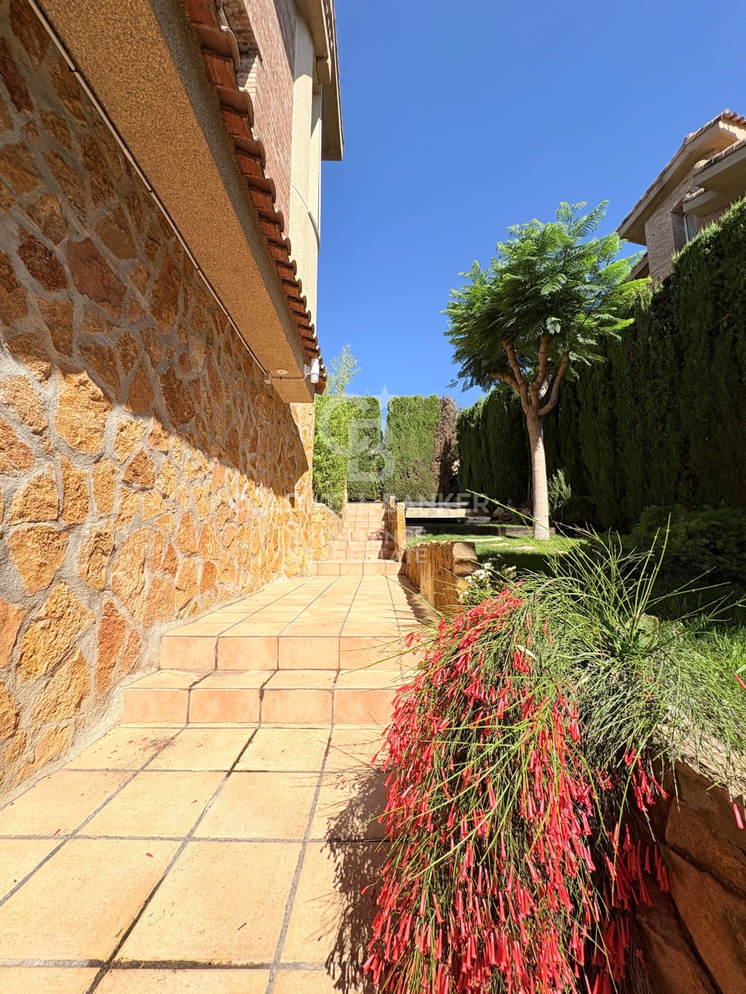Exclusiva villa de diseño con piscina, gimnasio, cocina de verano y supermercado a 5 min andando