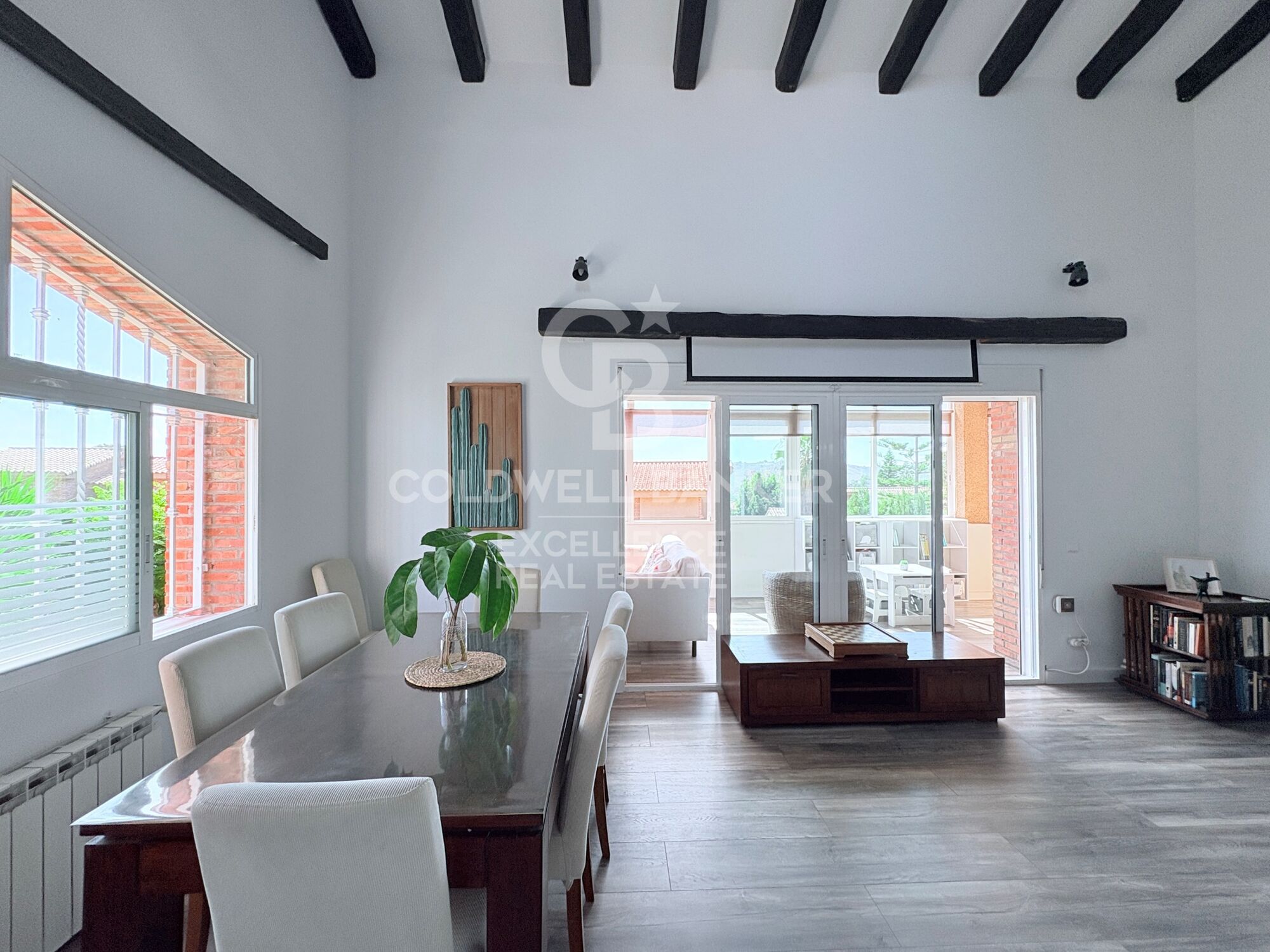 Exklusive Designer-Villa mit Schwimmbad, Fitnessstudio, Sommerküche und Supermarkt in 5 Minuten zu Fuß