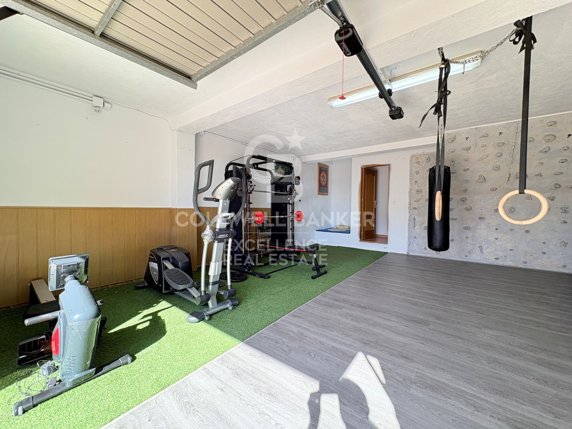 Exklusive Designer-Villa mit Schwimmbad, Fitnessstudio, Sommerküche und Supermarkt in 5 Minuten zu Fuß