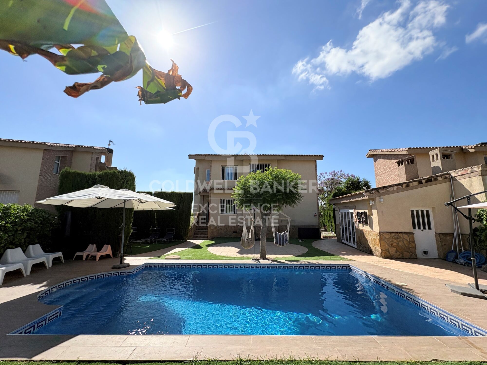 Exklusive Designer-Villa mit Schwimmbad, Fitnessstudio, Sommerküche und Supermarkt in 5 Minuten zu Fuß