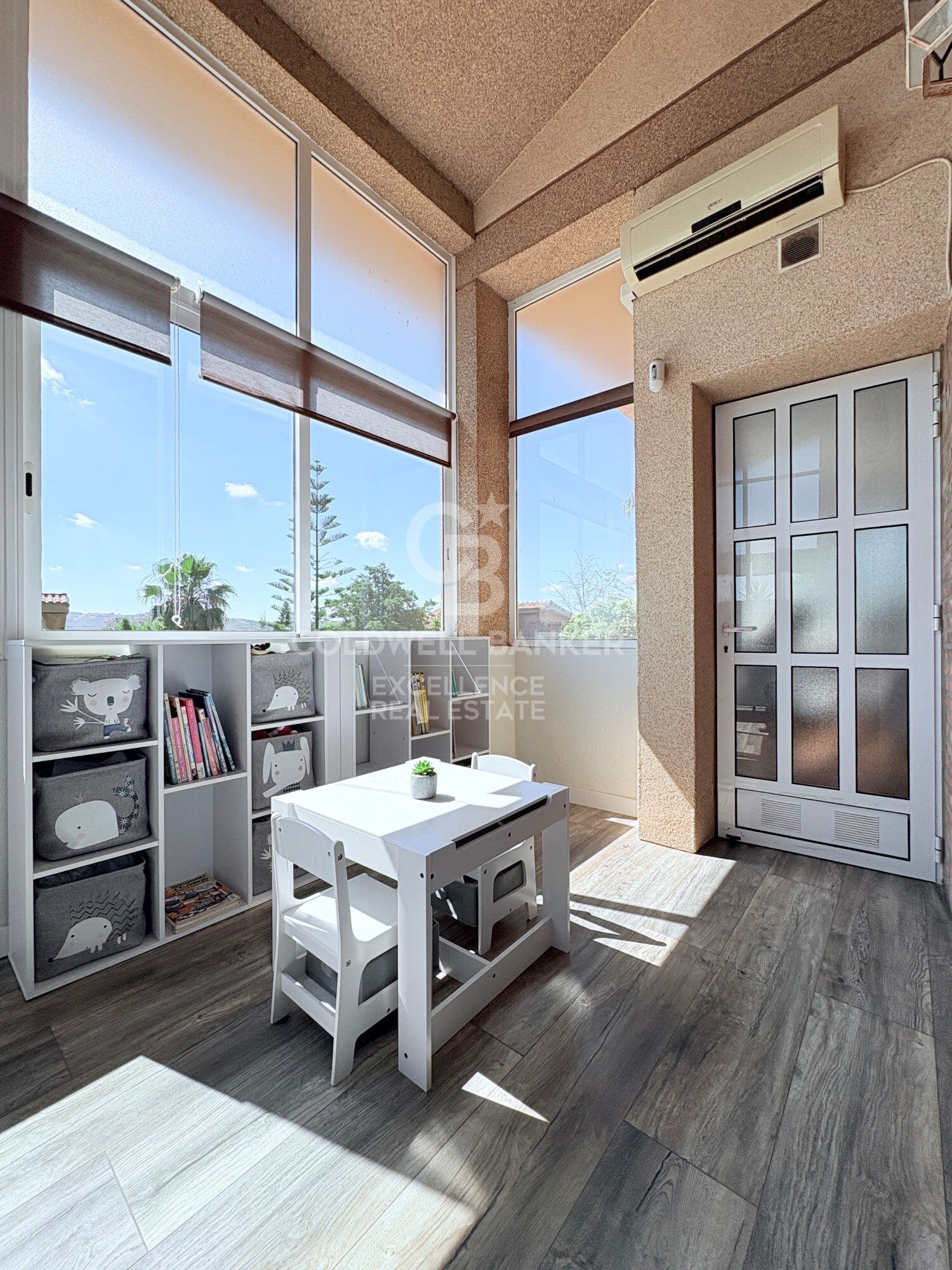 Exklusive Designer-Villa mit Schwimmbad, Fitnessstudio, Sommerküche und Supermarkt in 5 Minuten zu Fuß