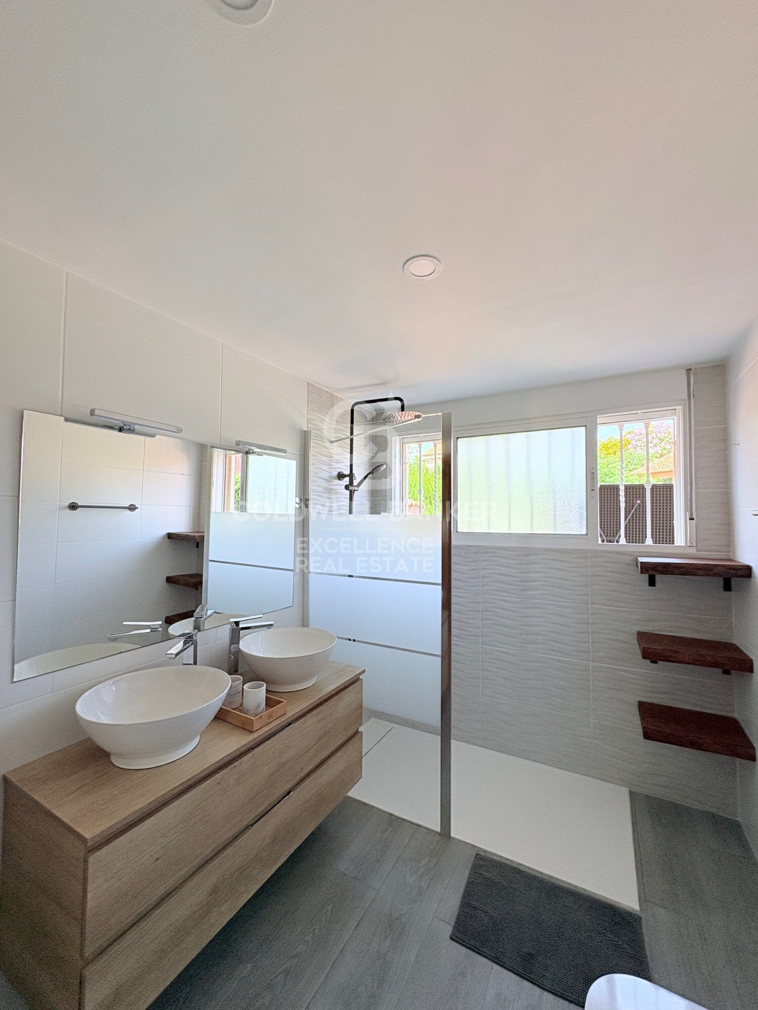 Exklusive Designer-Villa mit Schwimmbad, Fitnessstudio, Sommerküche und Supermarkt in 5 Minuten zu Fuß