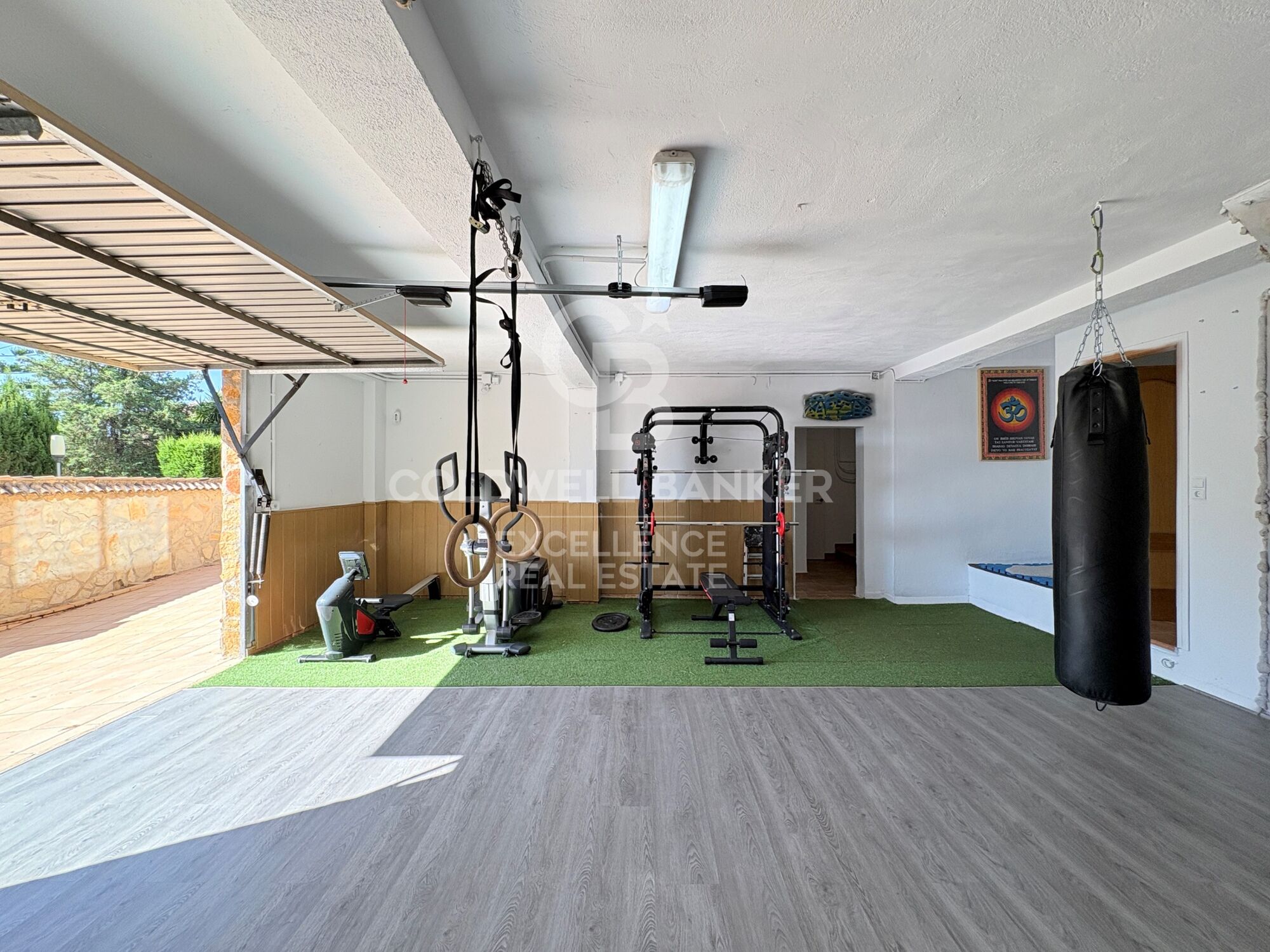 Exklusive Designer-Villa mit Schwimmbad, Fitnessstudio, Sommerküche und Supermarkt in 5 Minuten zu Fuß