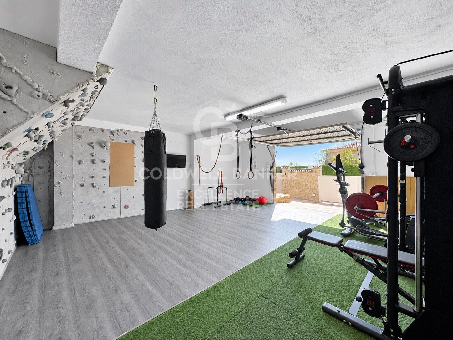 Villa designer exclusive avec piscine, salle de sport, cuisine d'été et supermarché à moins de 5 minutes à pied