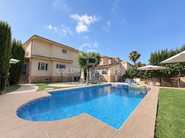 Exclusive designer villa with swimming pool, gym, summer kitchen and supermarket within a 5 min walk