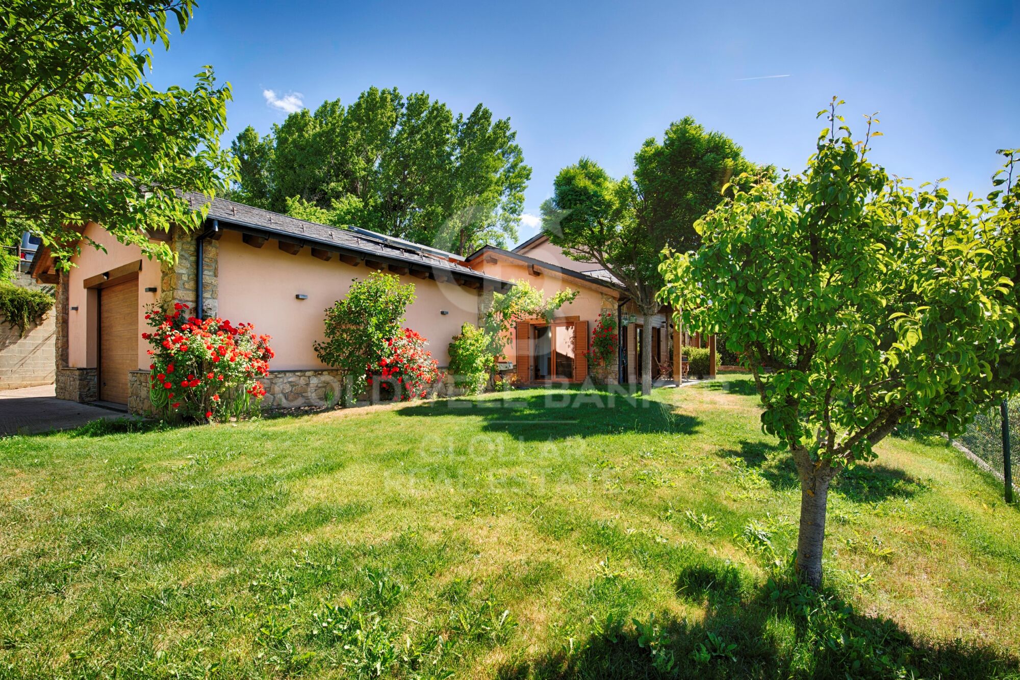 Exclusive residence with panoramic views in Estavar