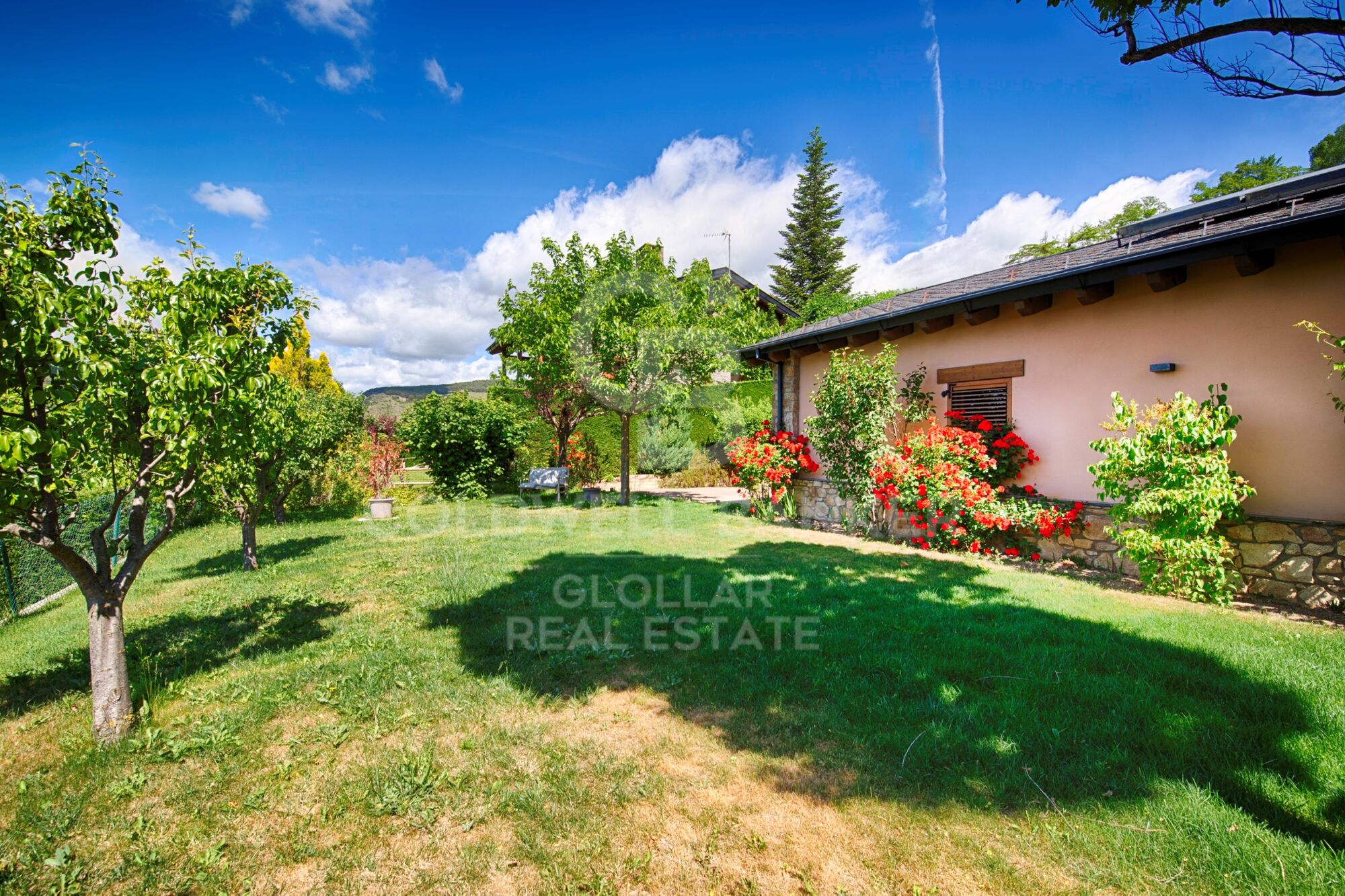 Exclusive residence with panoramic views in Estavar
