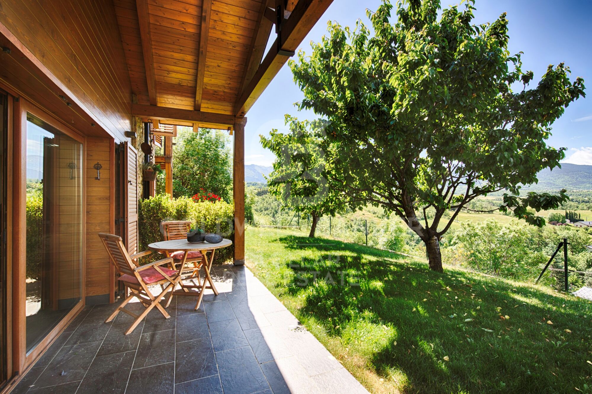 Exclusive residence with panoramic views in Estavar
