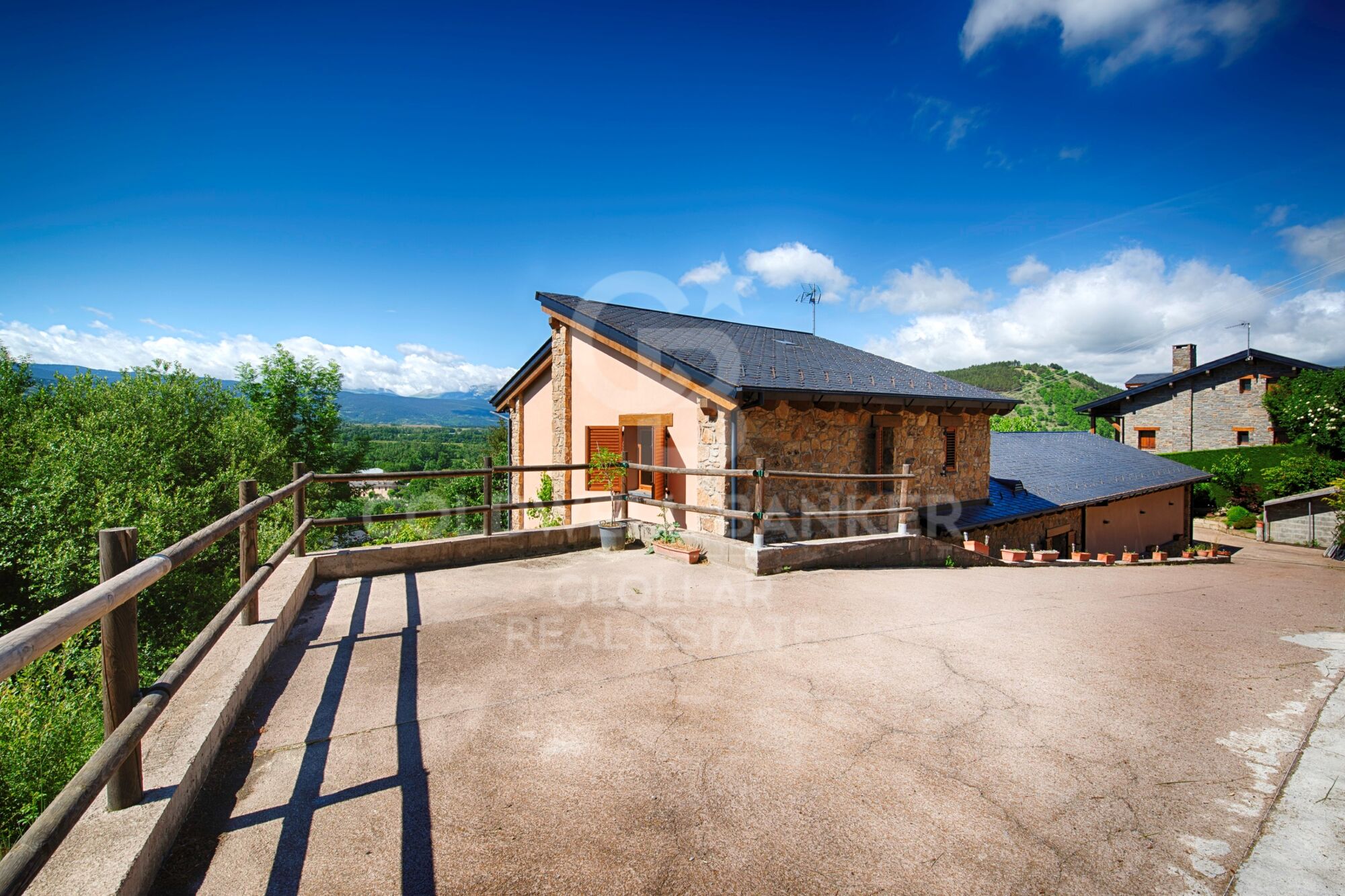 Exclusive residence with panoramic views in Estavar