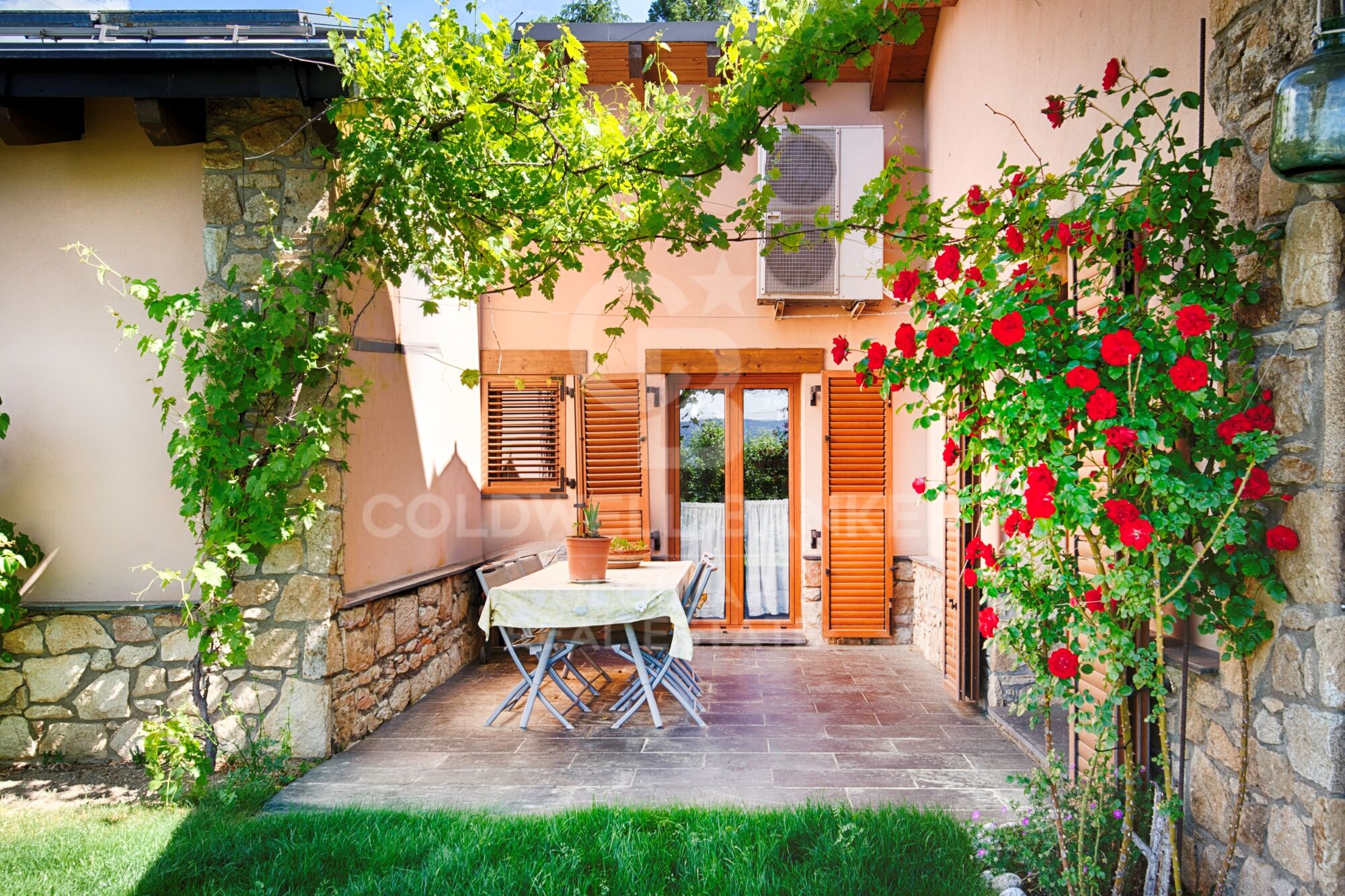 Exclusive residence with panoramic views in Estavar