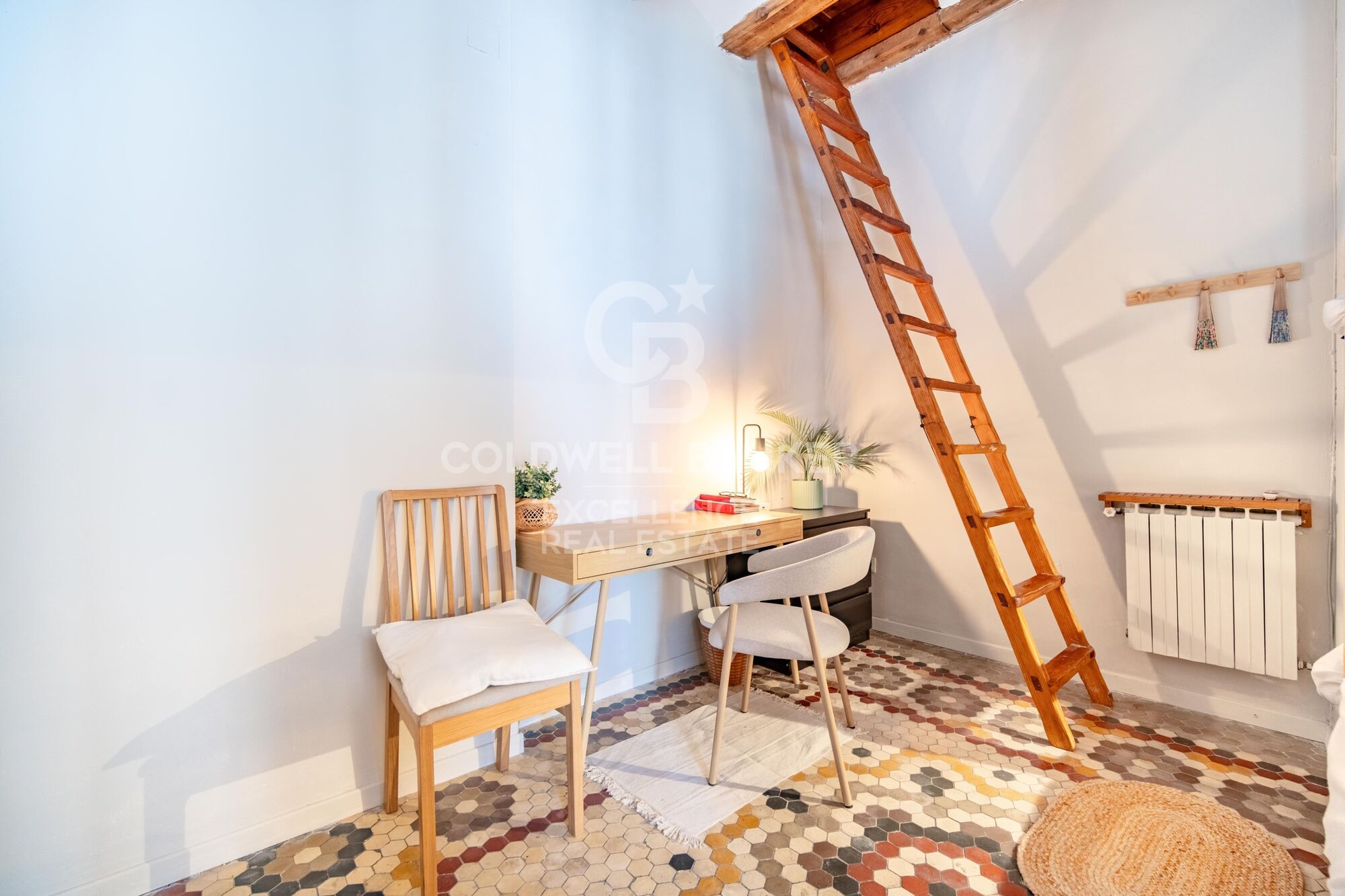 NEW PRICE · Stately flat of 145 m² with 3 balconies, high ceilings and Valencian mosaic in La Xerea