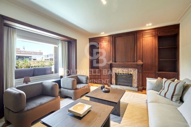 Renovated duplex penthouse with 4 terraces and fireplace in Turó Park