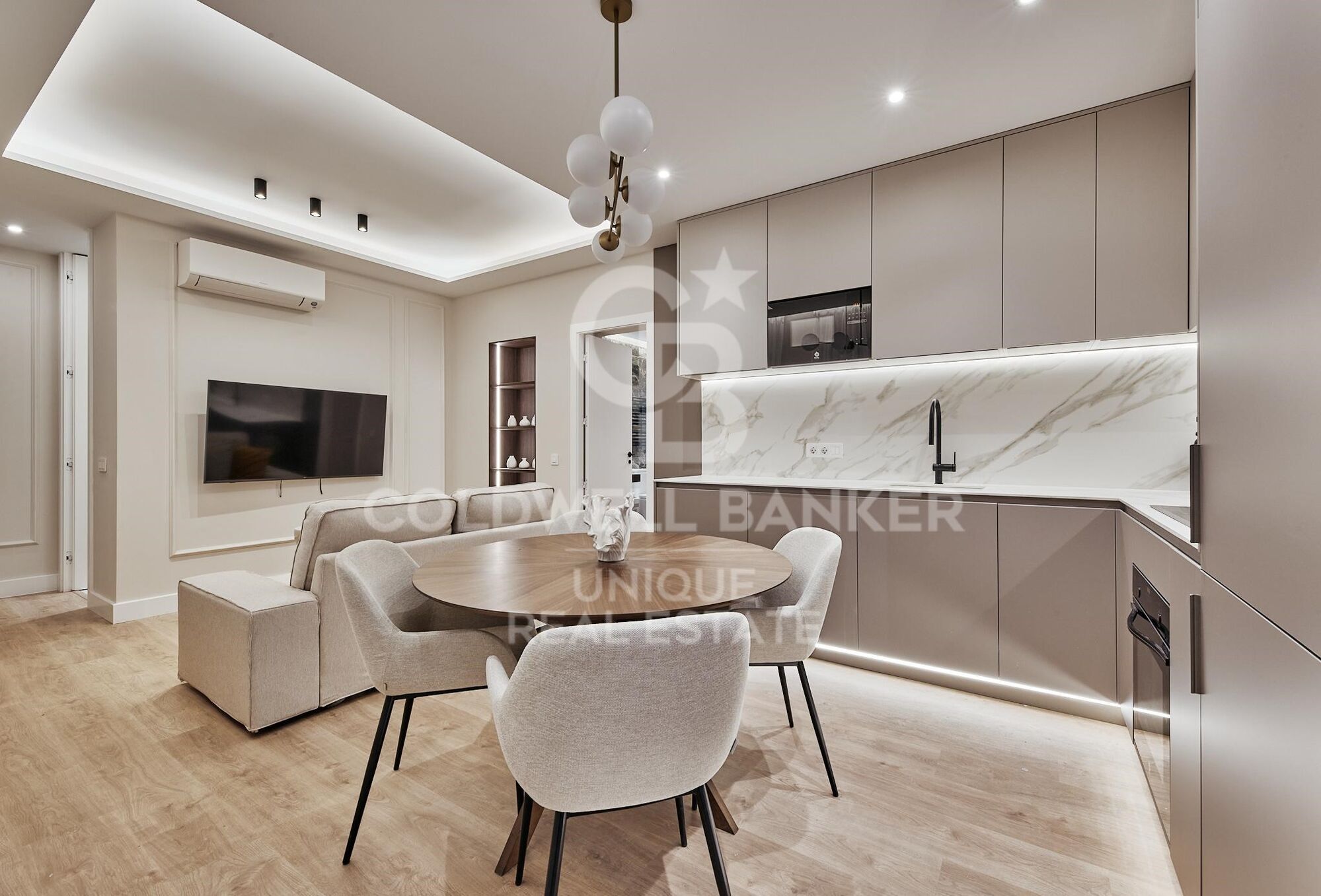 Renovated exterior apartment with 2 bedrooms and balcony in Castellana, Madrid