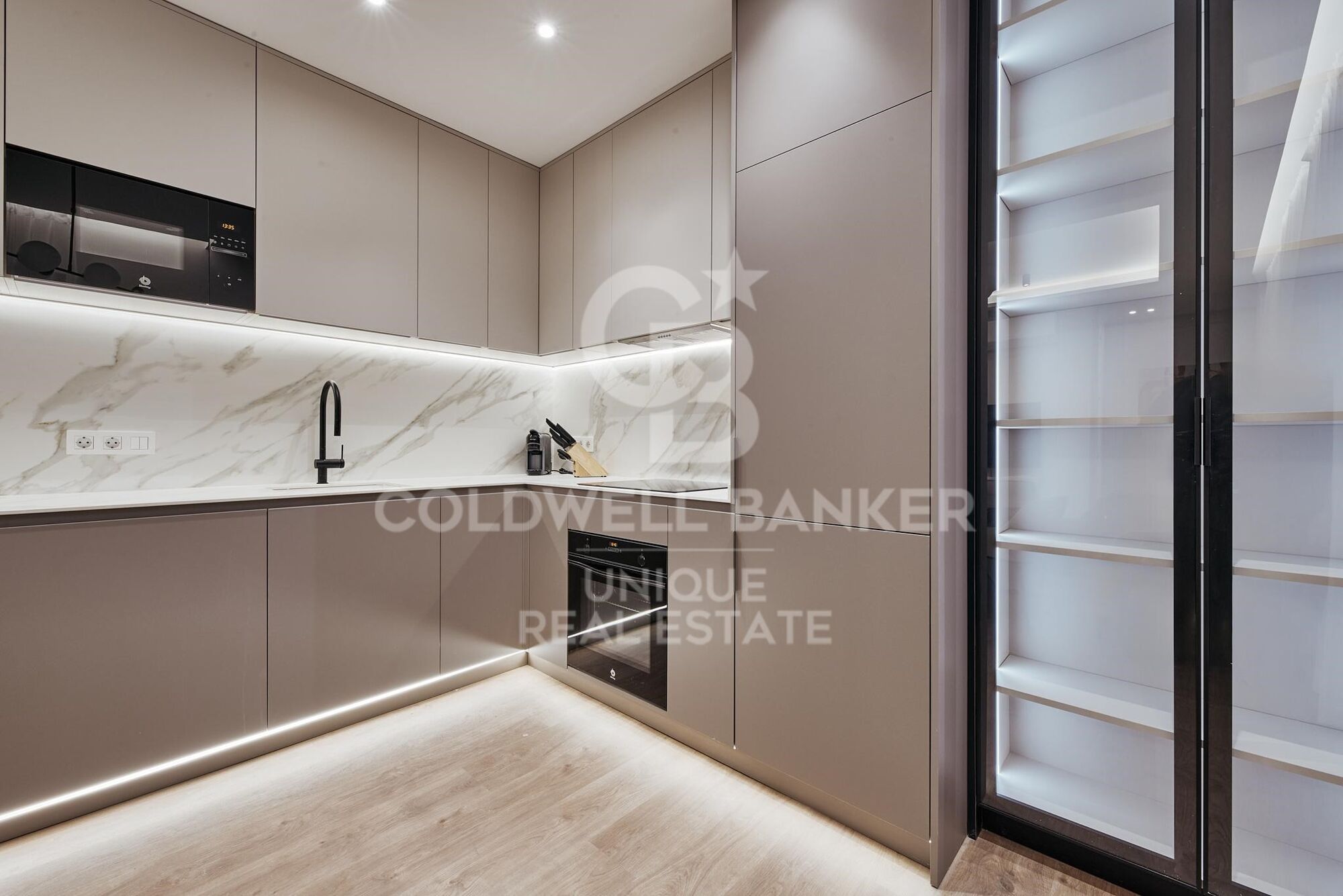 Renovated exterior apartment with 2 bedrooms and balcony in Castellana, Madrid