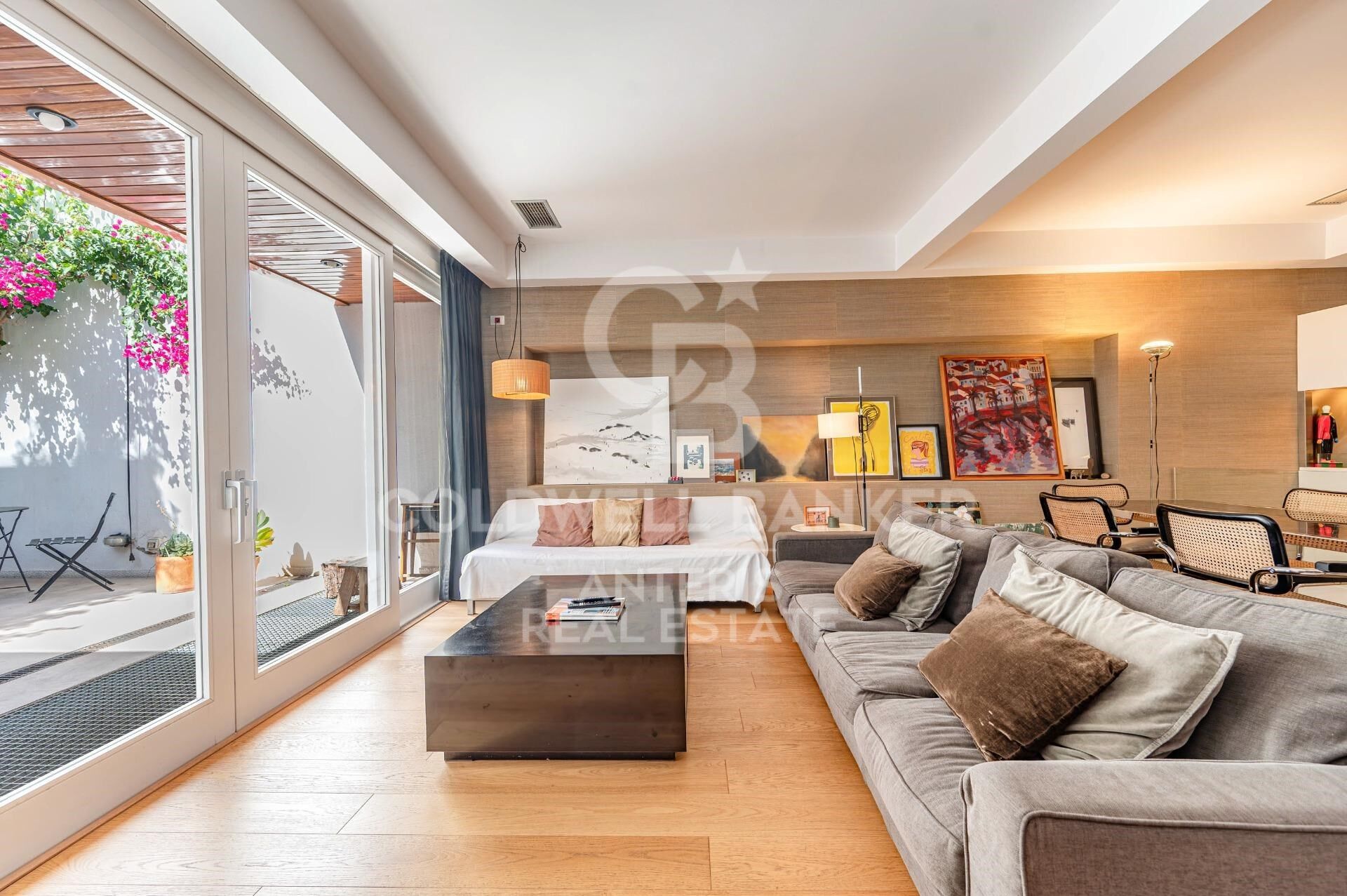 Bright duplex of 176m2 built, with a terrace of 32m2, in Vila de Gracia.